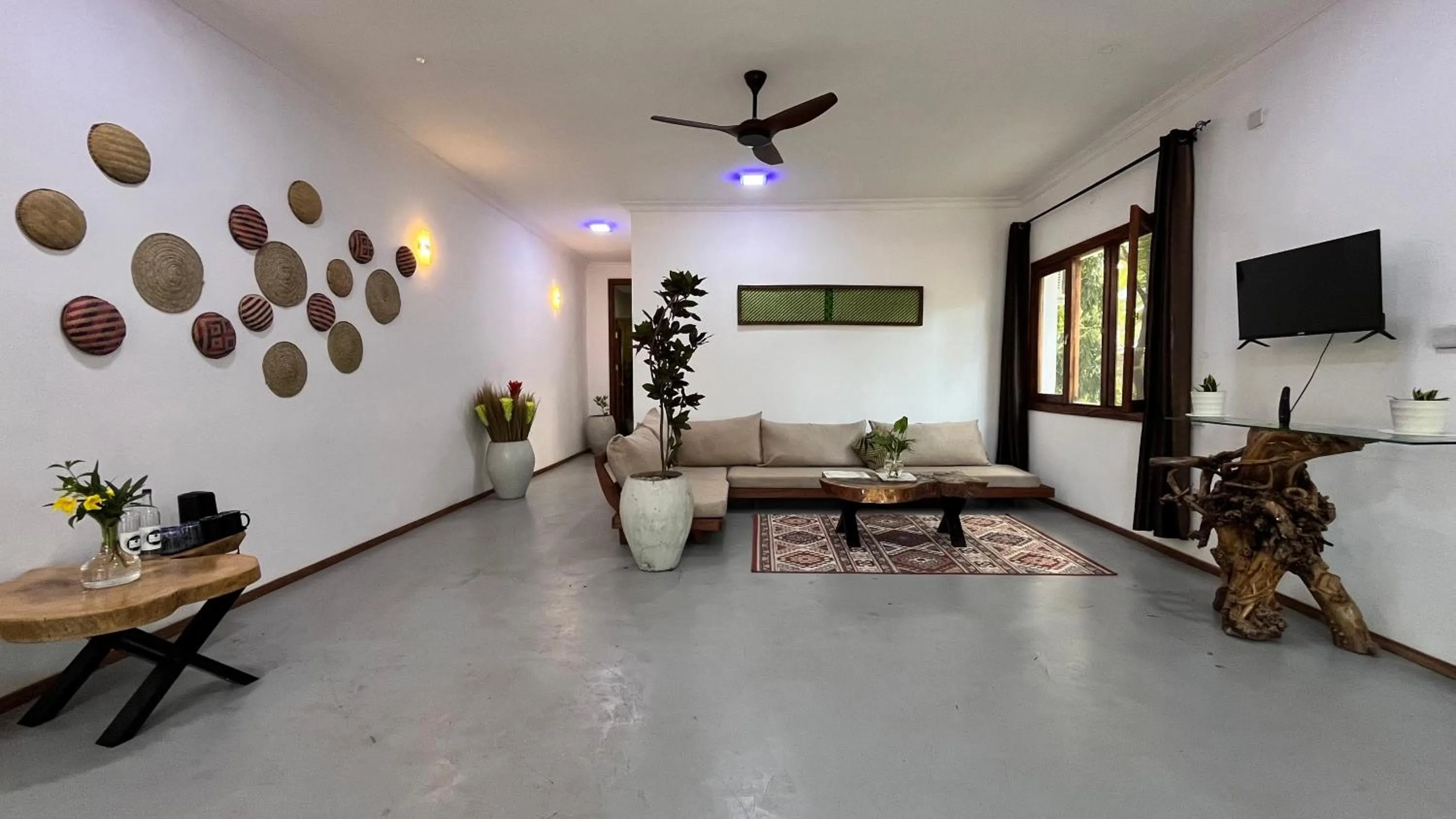 Communal lounge/ TV room in TIKI Beach Club & Resort