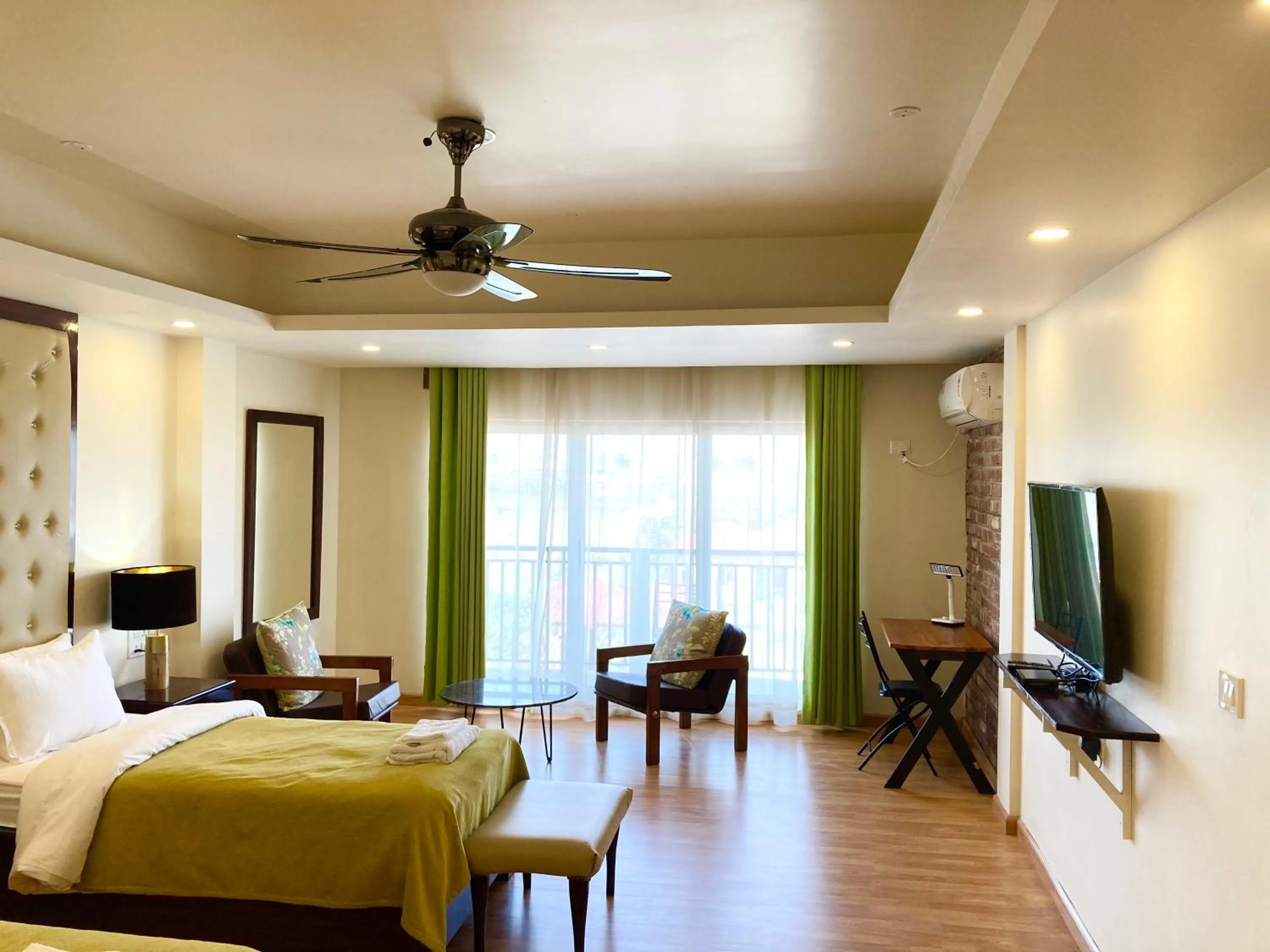 Shalom Farmhouse by the hillside