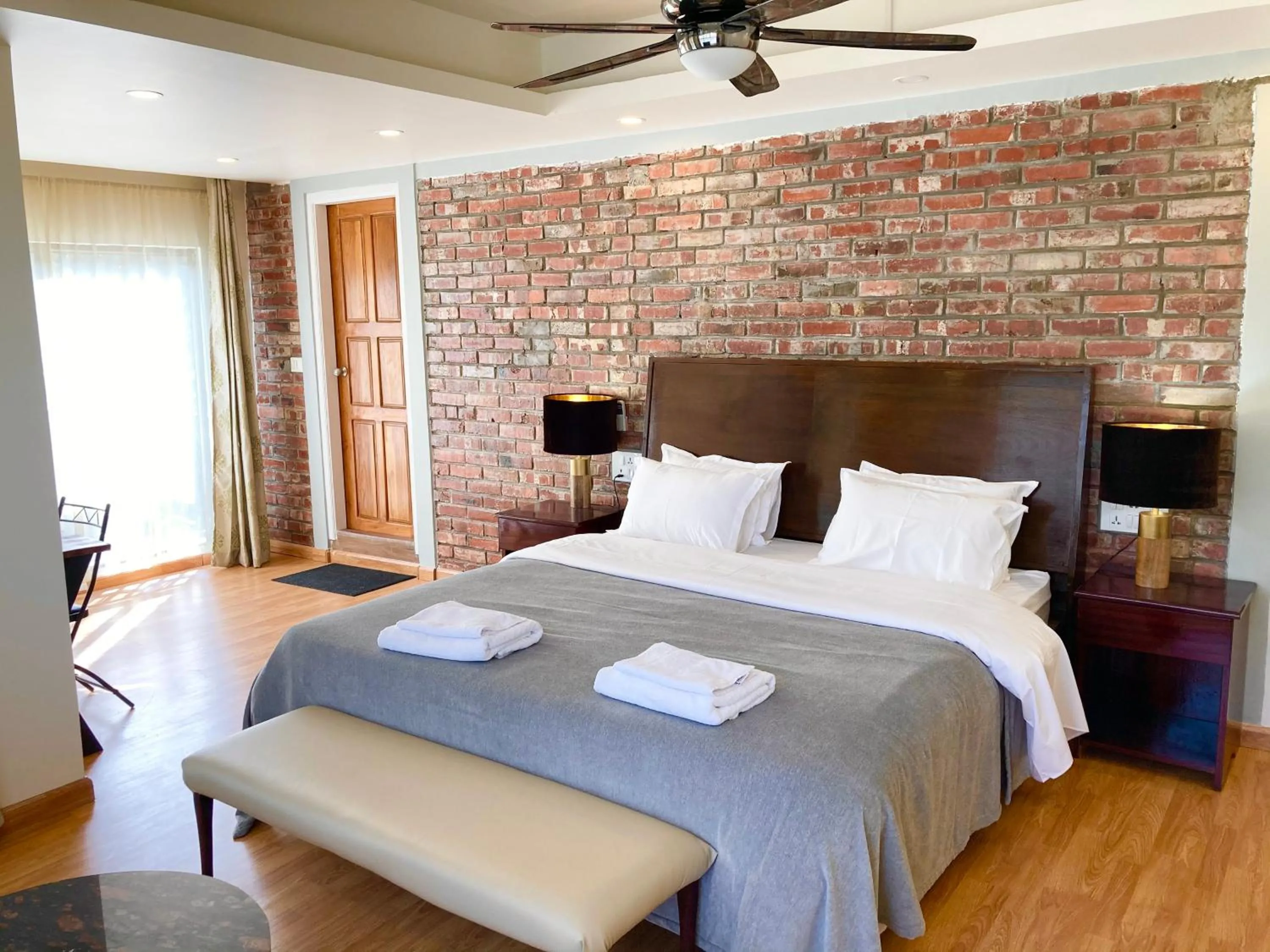 Shalom Farmhouse by the hillside