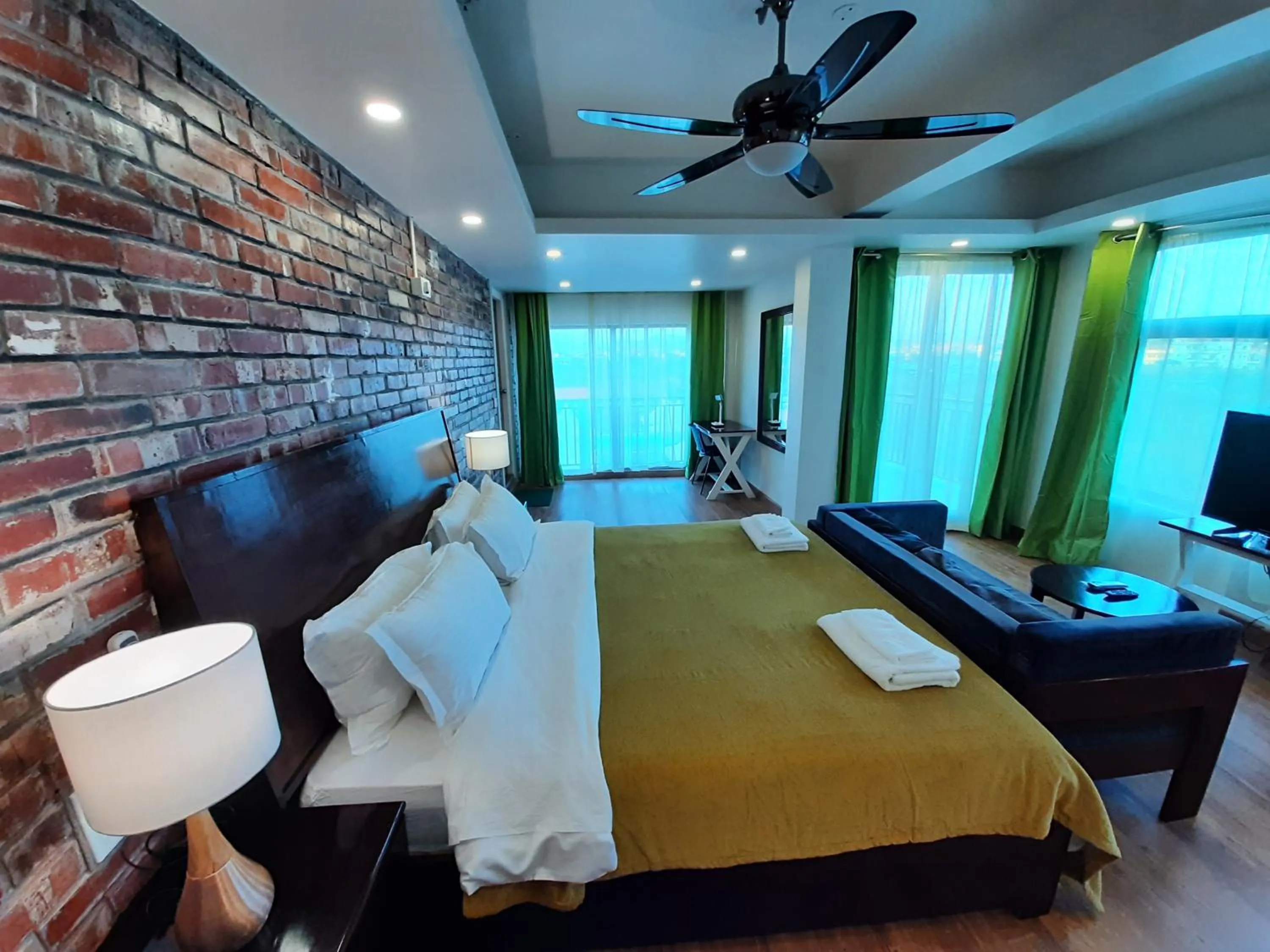 Shalom Farmhouse by the hillside