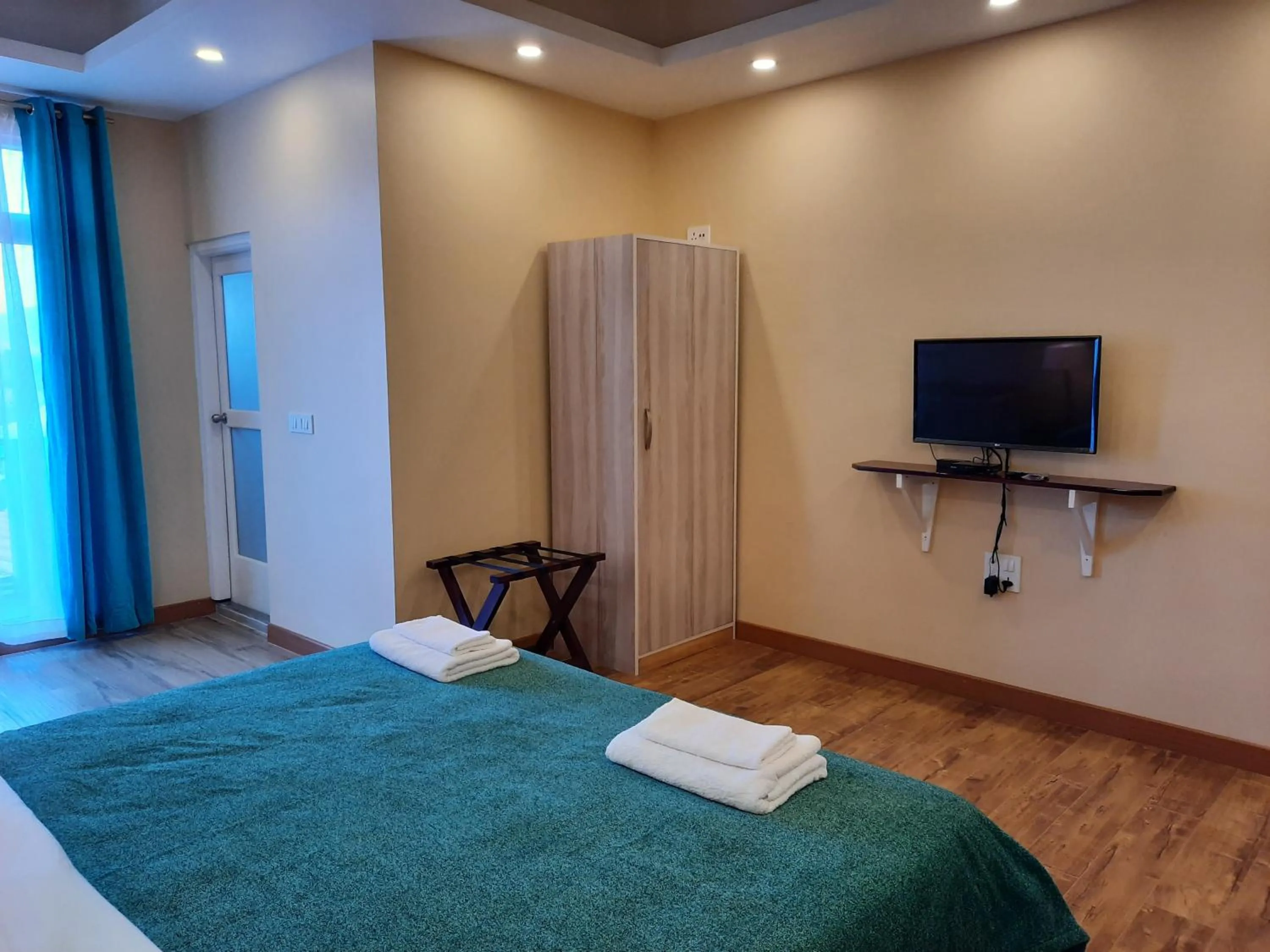 Shalom Farmhouse by the hillside