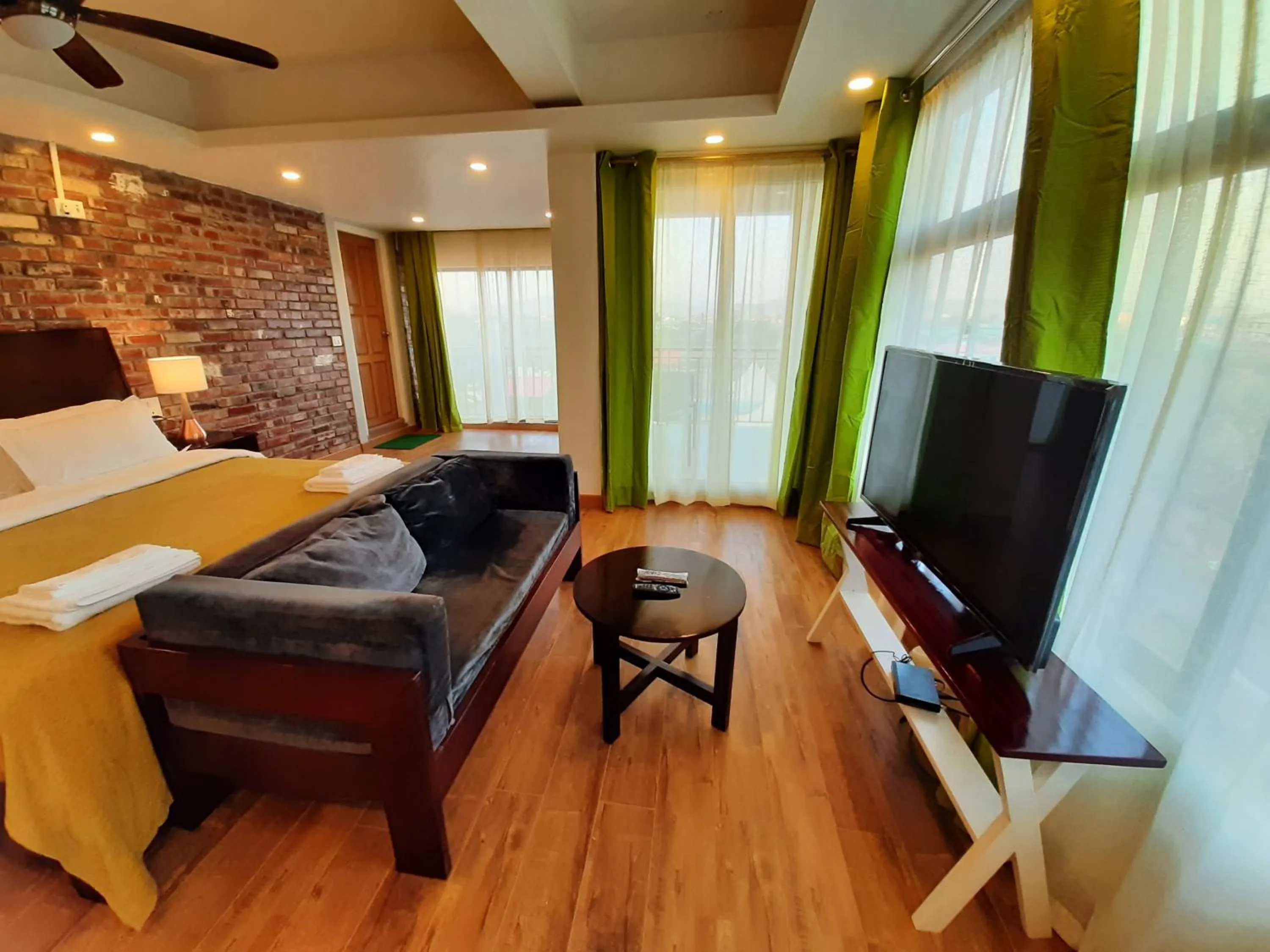 Shalom Farmhouse by the hillside