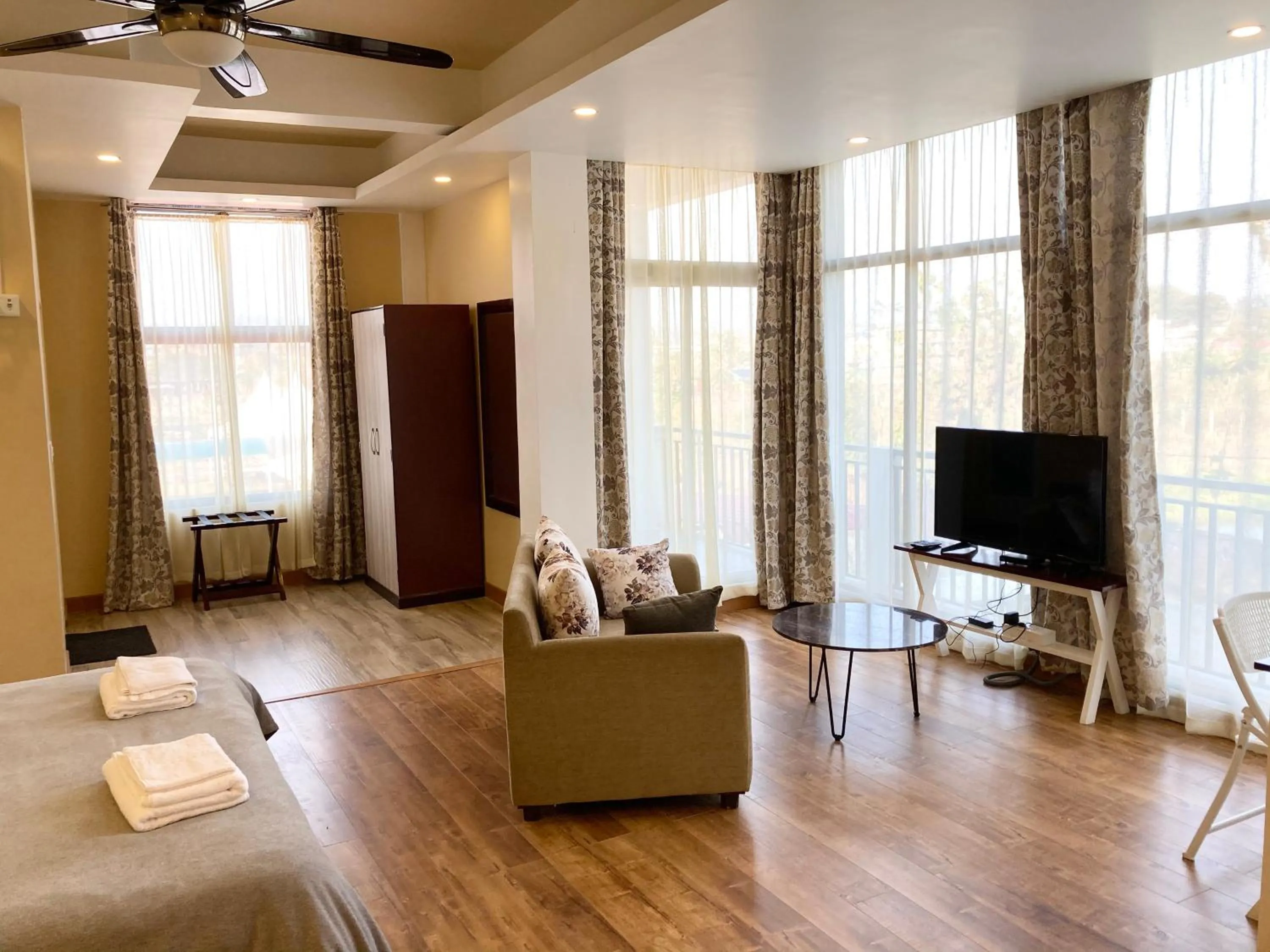 Shalom Farmhouse by the hillside