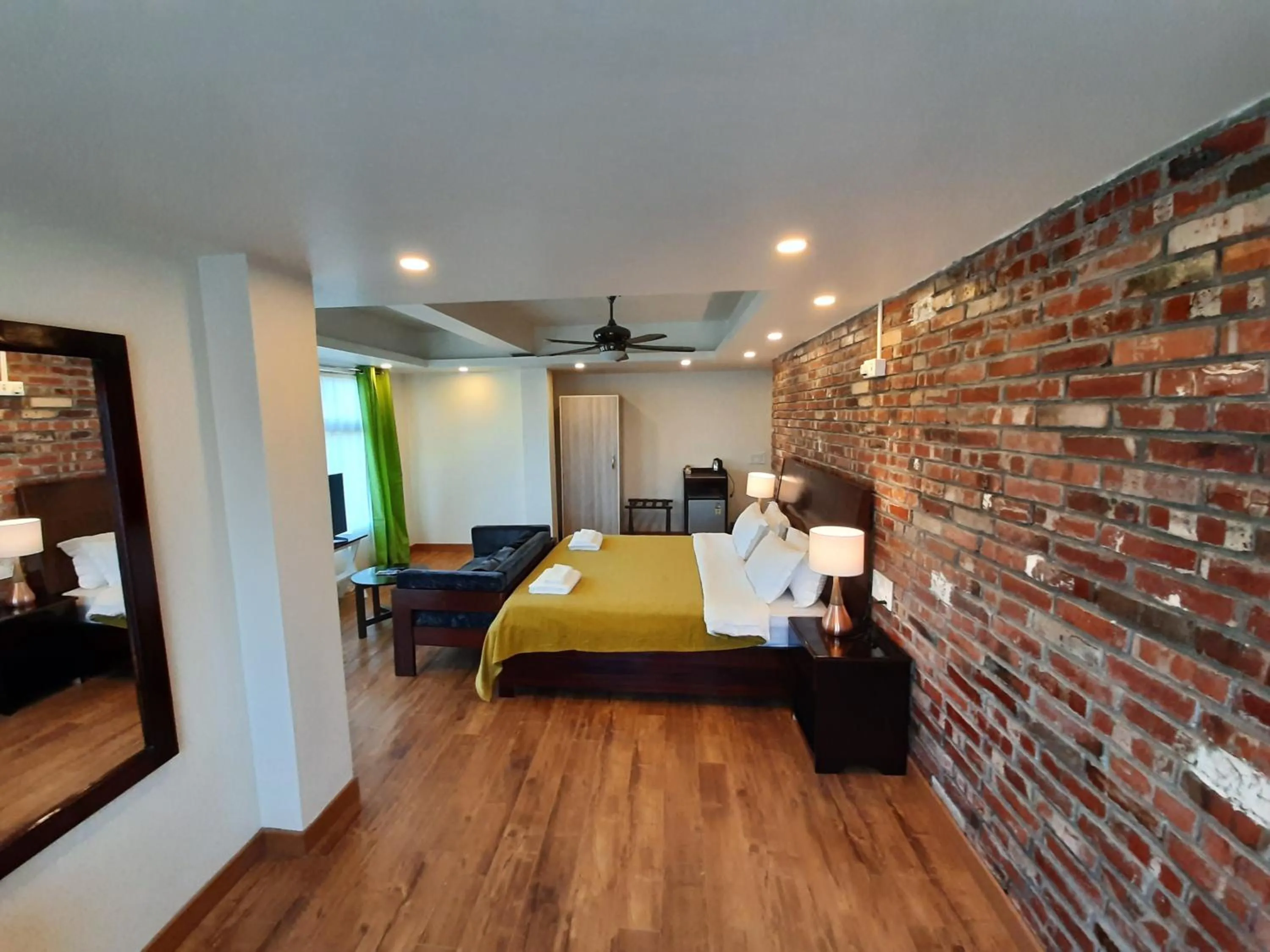 Shalom Farmhouse by the hillside