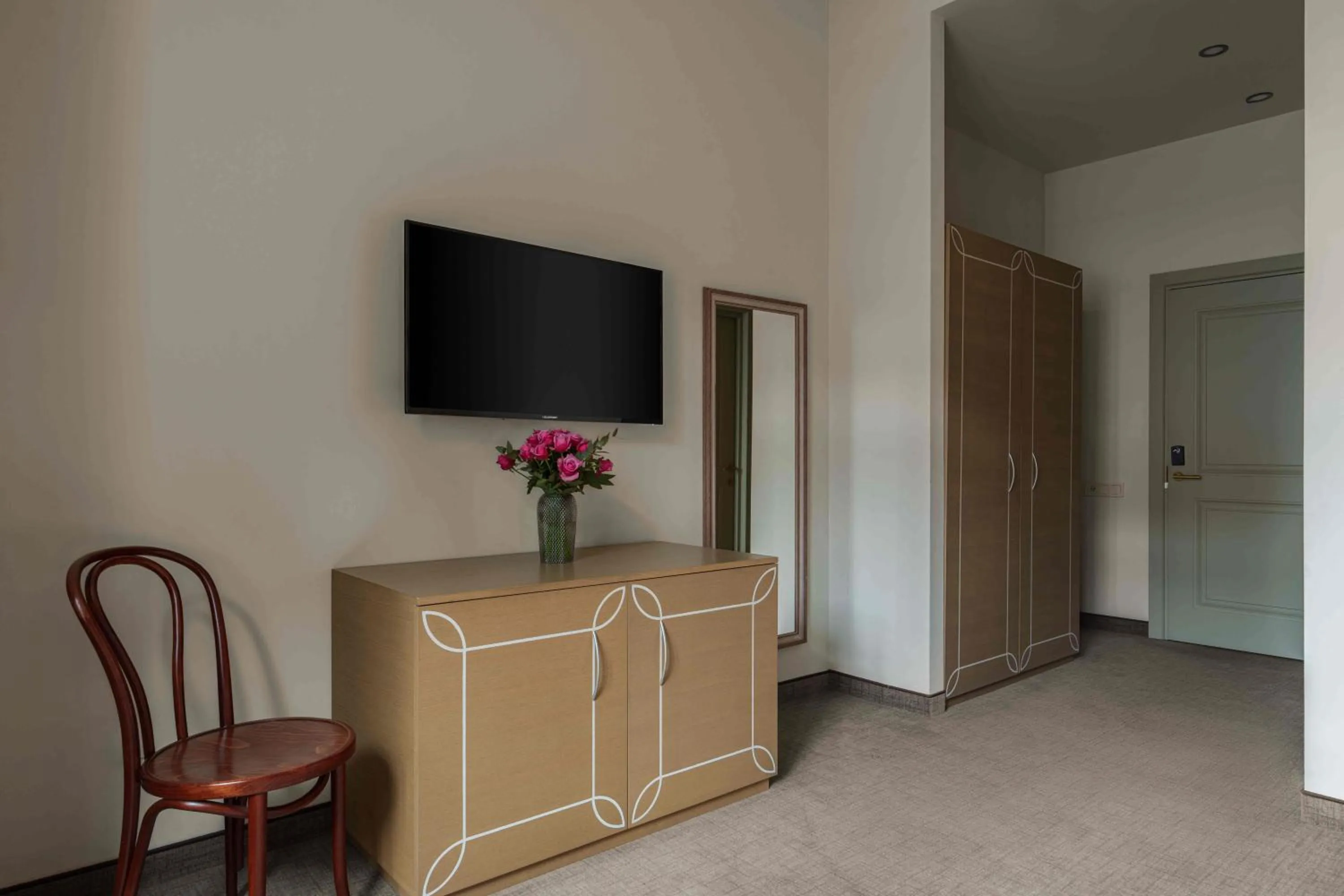 TV and multimedia in GRAND HOTEL GYUMRI by APRICOT Hotels