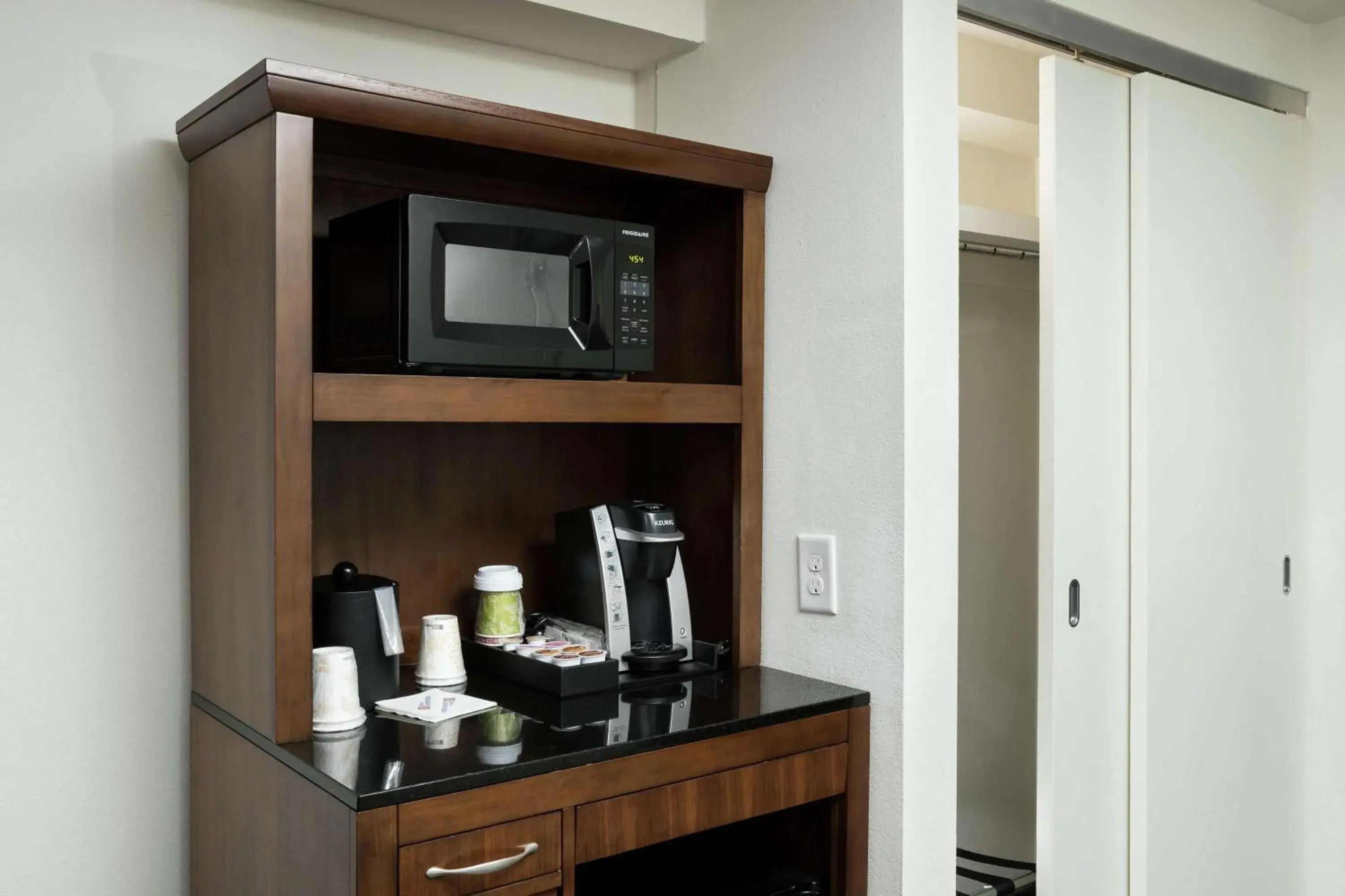 Deluxe King Room with Balcony in Hilton Garden Inn Charleston Waterfront/Downtown Deluxe King Room with Balcony in Hilton Garden Inn Charleston Waterfront/Downtown