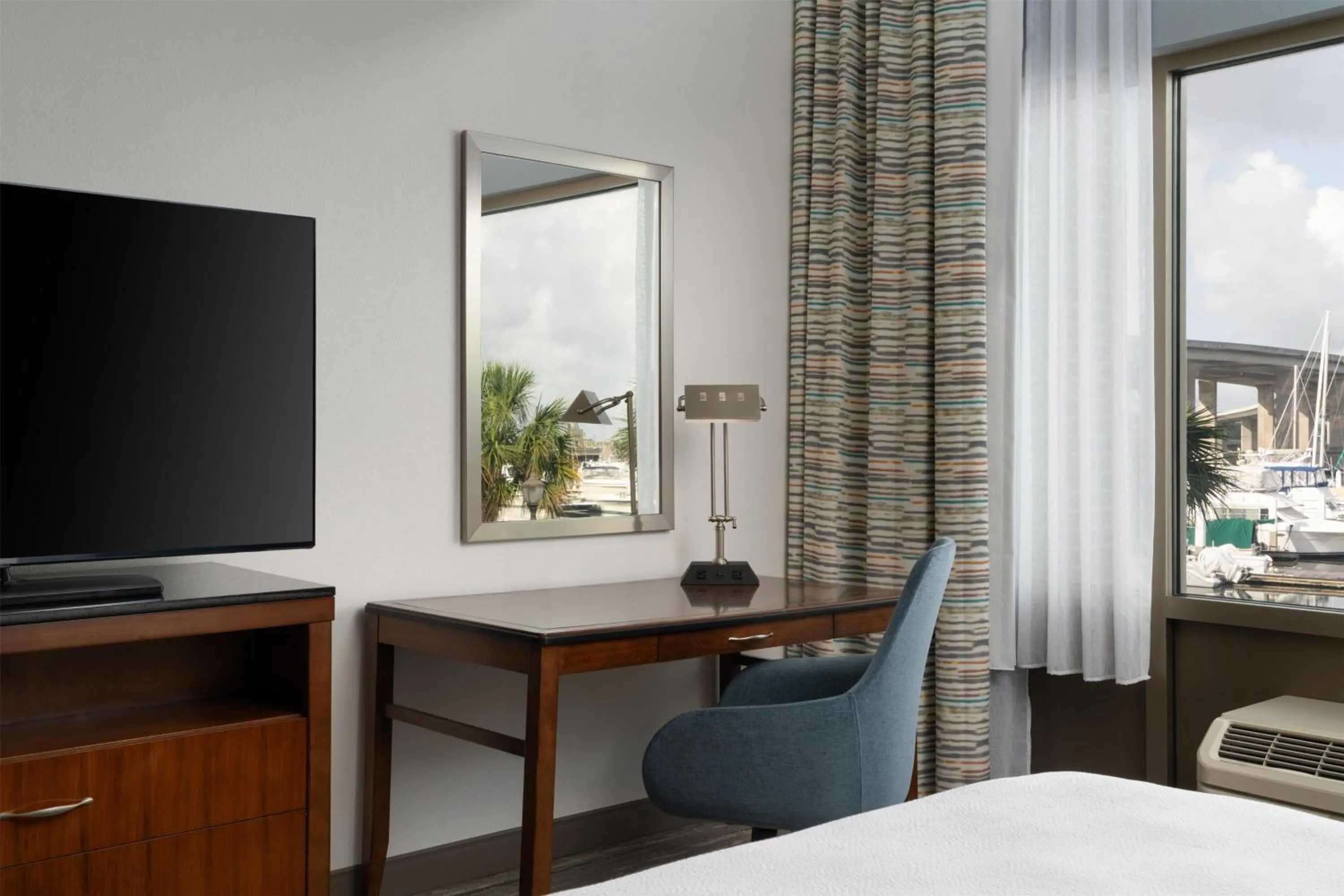 Bedroom, Bed in Hilton Garden Inn Charleston Waterfront/Downtown