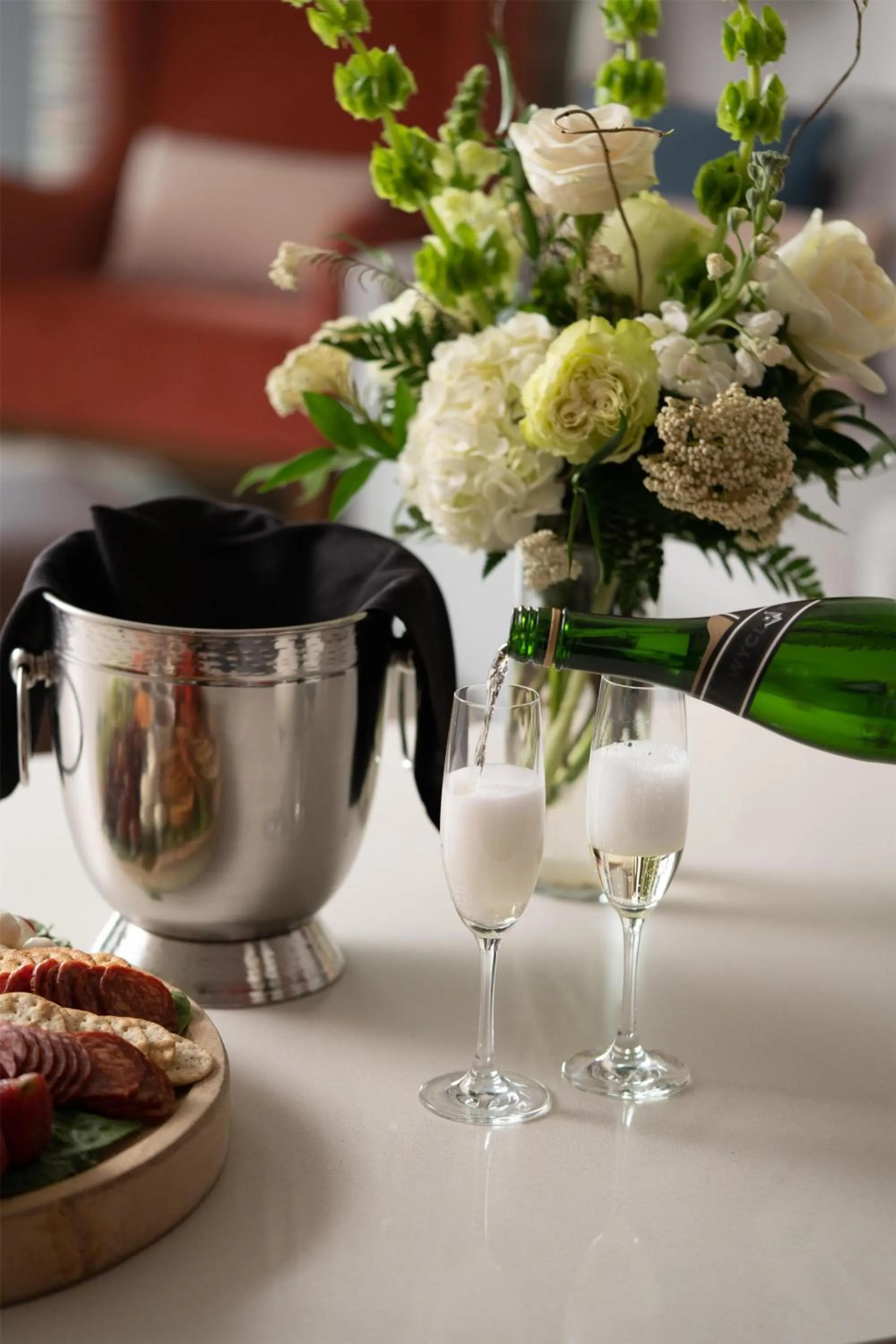 Dining area in Hilton Garden Inn Charleston Waterfront/Downtown