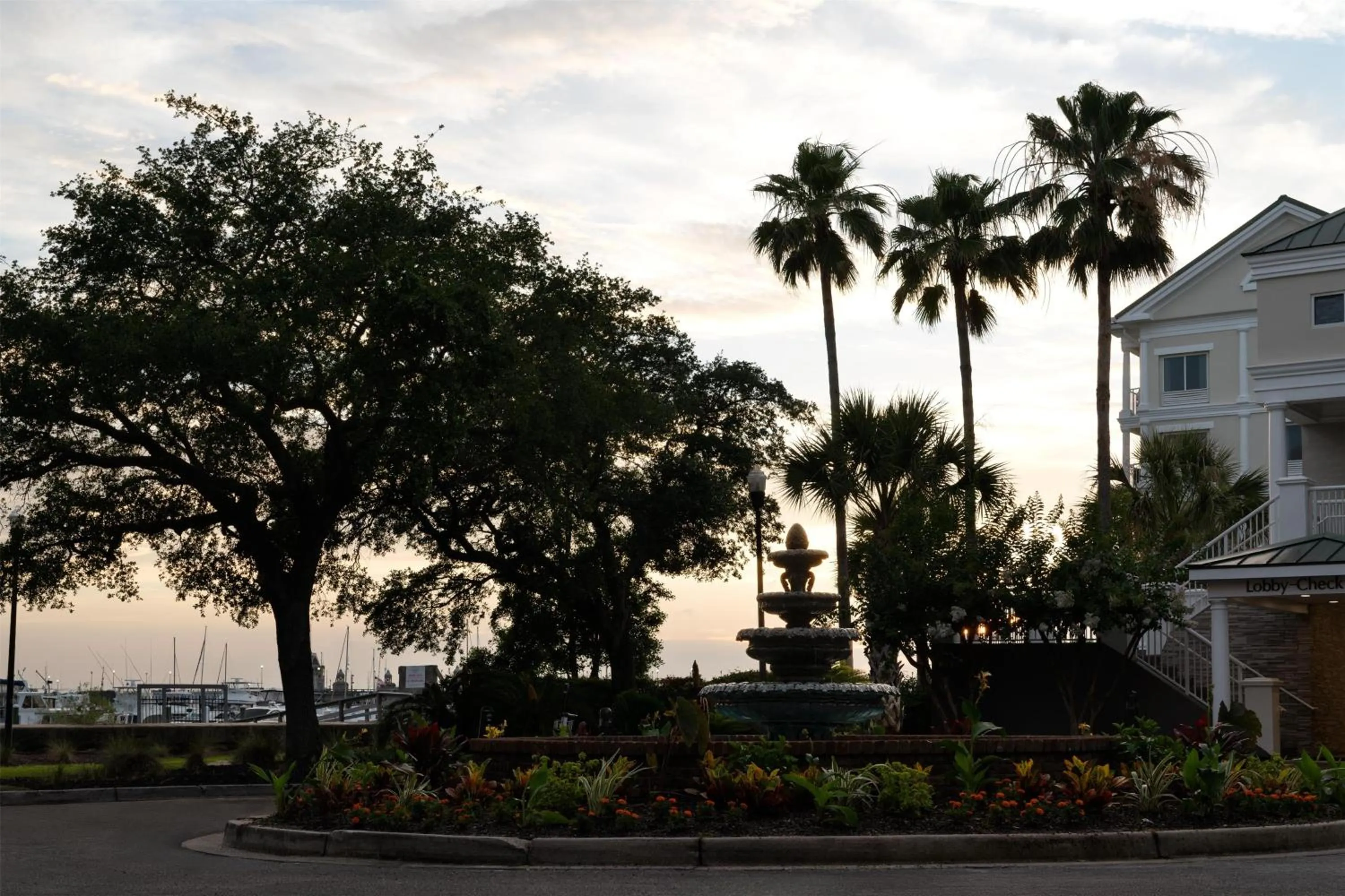 Inner courtyard view in Hilton Garden Inn Charleston Waterfront/Downtown