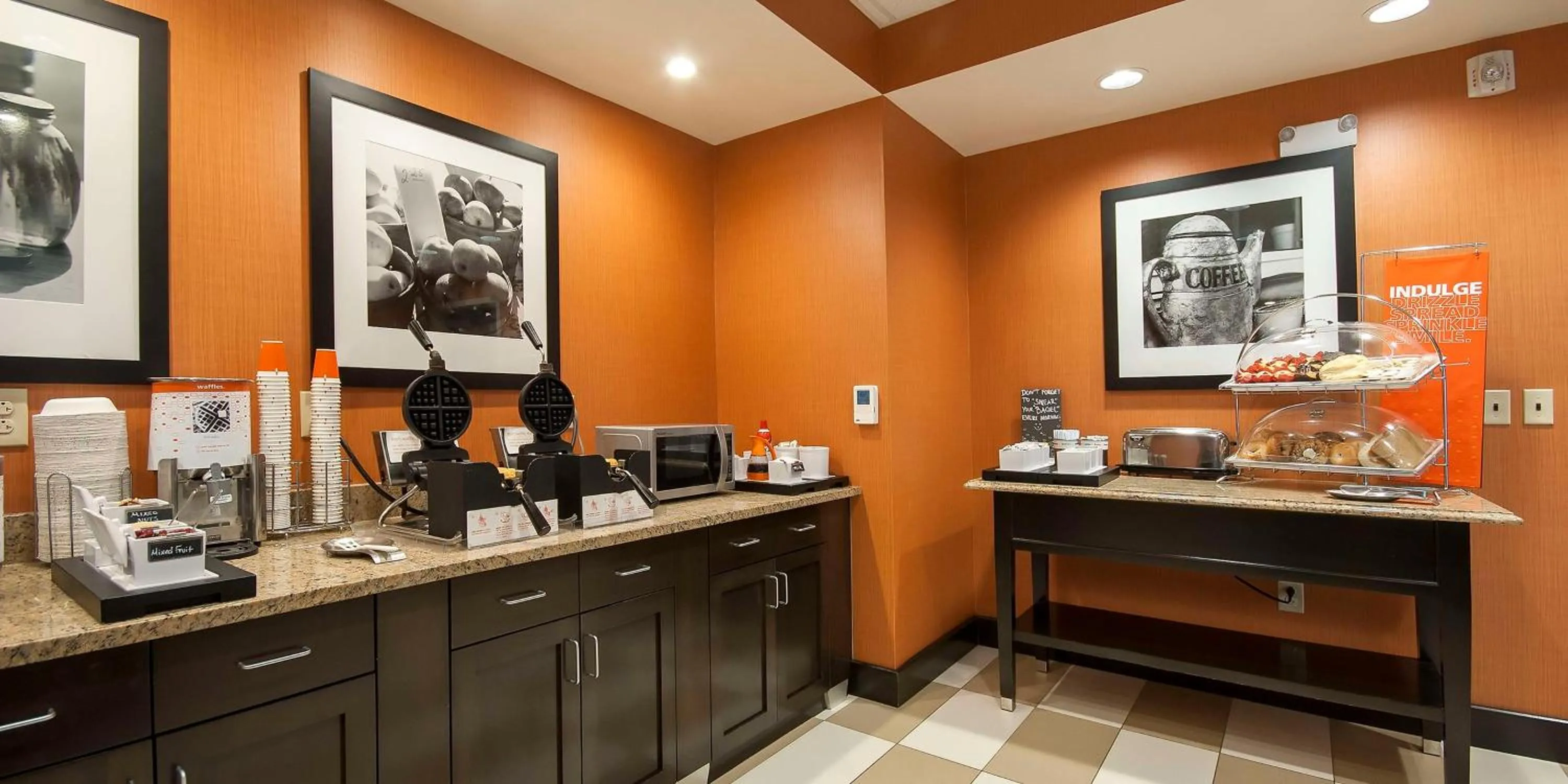 Dining area in Hampton Inn & Suites Seneca-Clemson Area