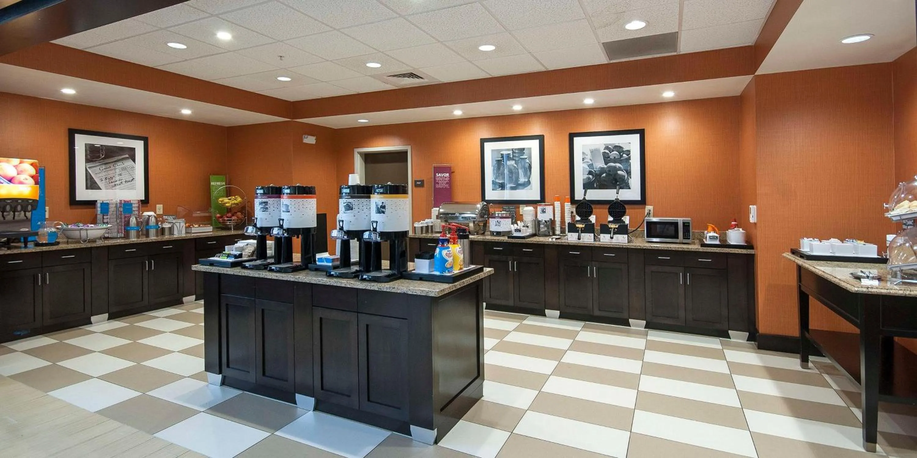 Dining area in Hampton Inn & Suites Seneca-Clemson Area