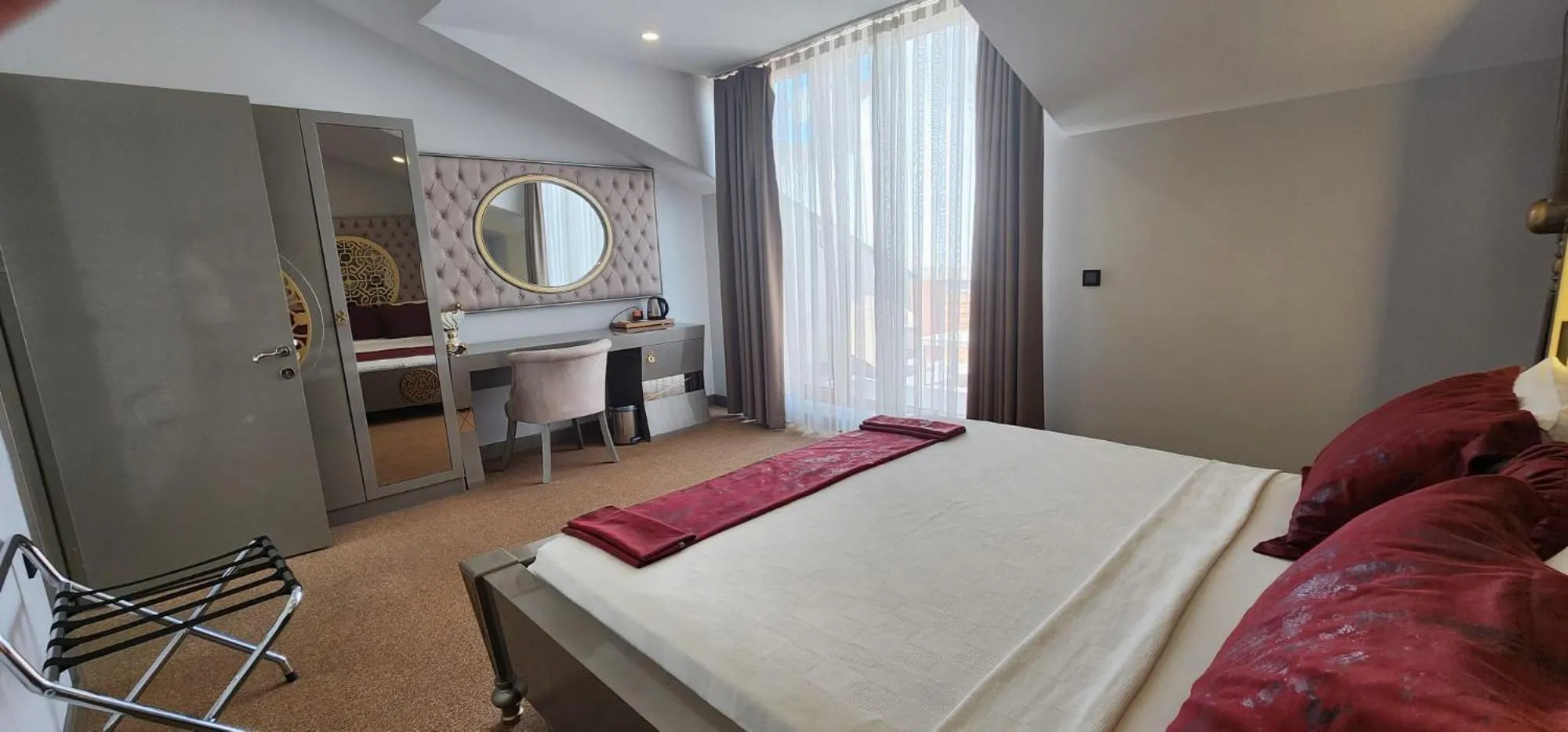 Balcony/Terrace, Bed in Ghan Hotel