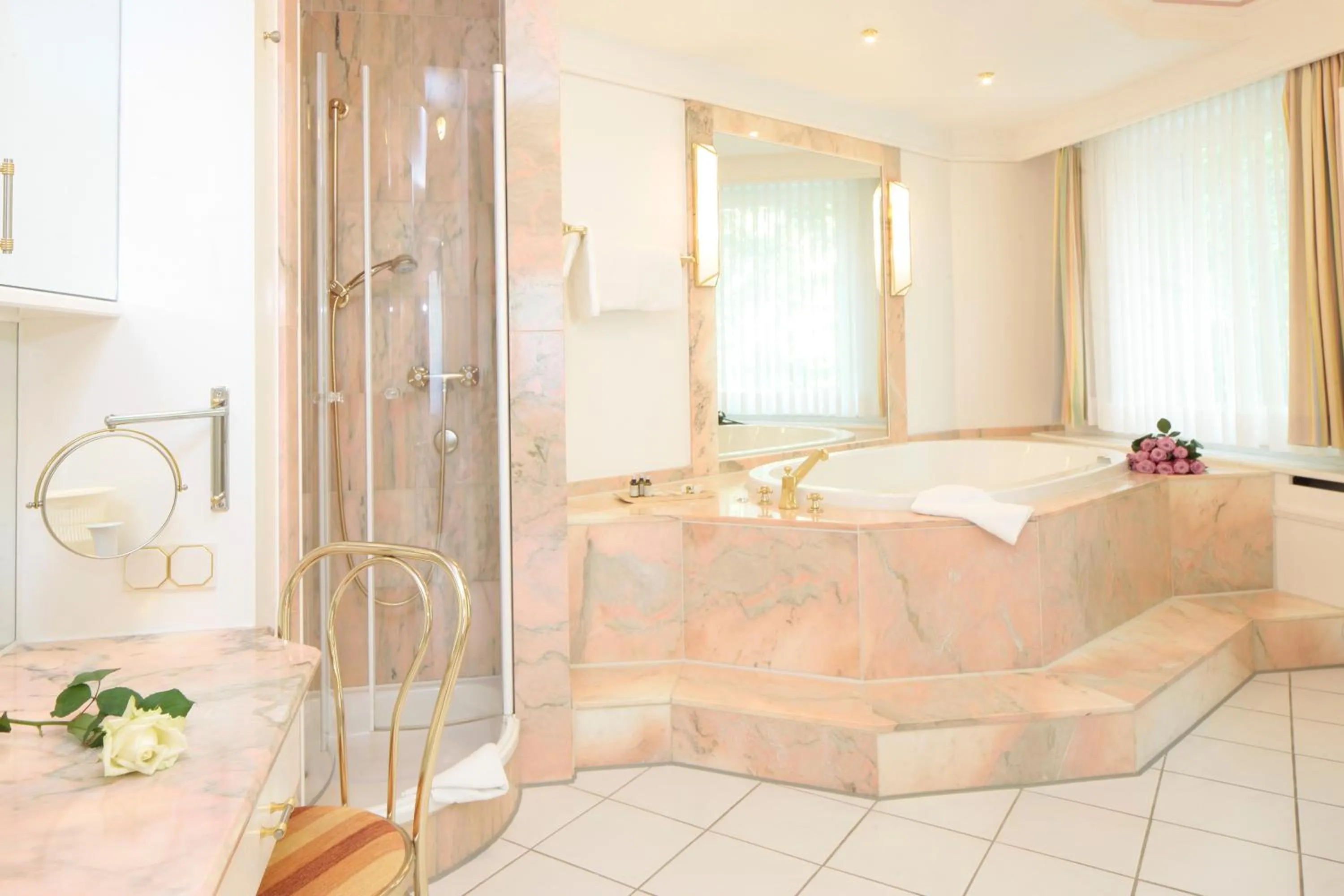 Bathroom, Bed in Ringhotel Fährhaus