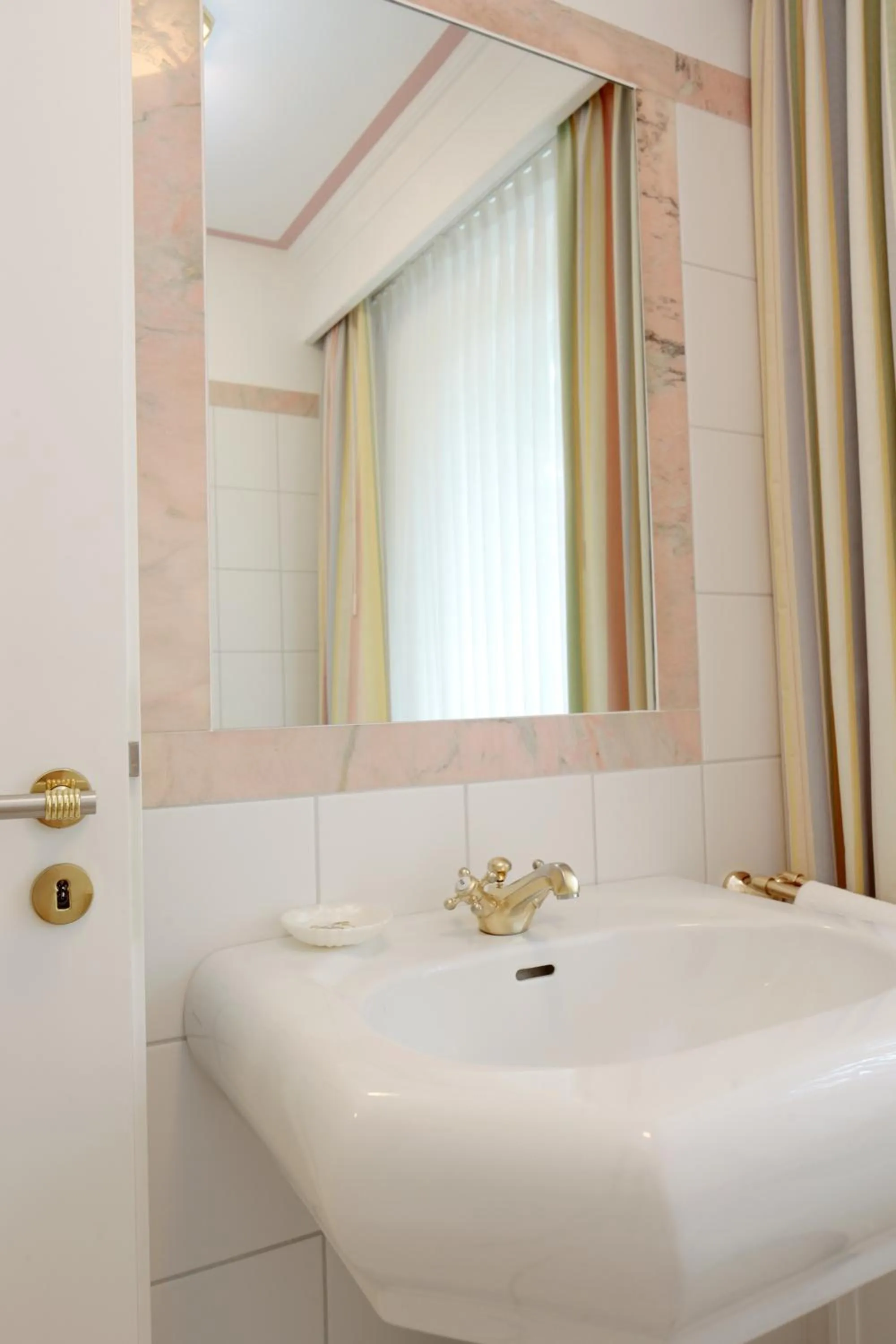 Bathroom, Bed in Ringhotel Fährhaus