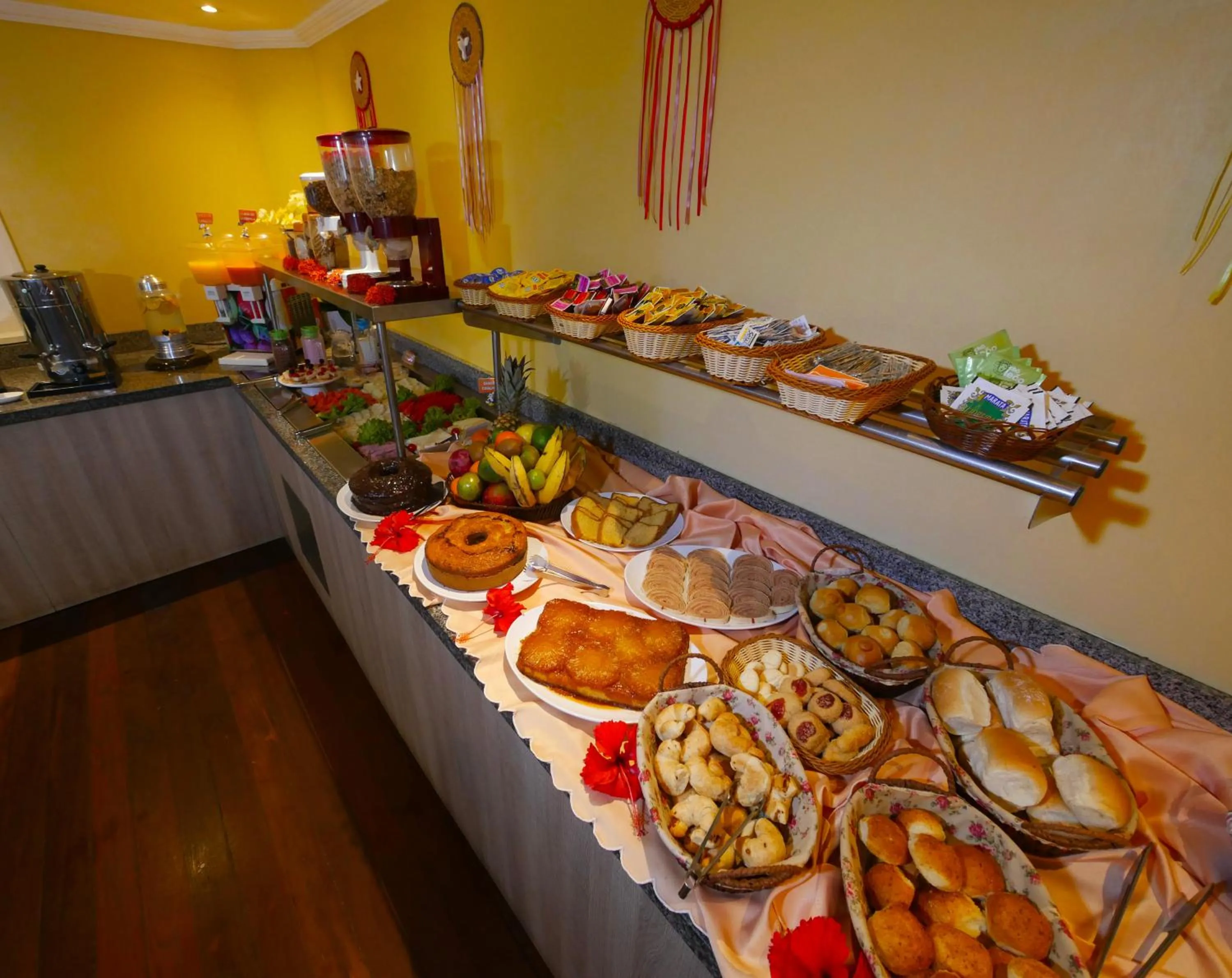 Buffet breakfast in Pousada Recanto dos Corais