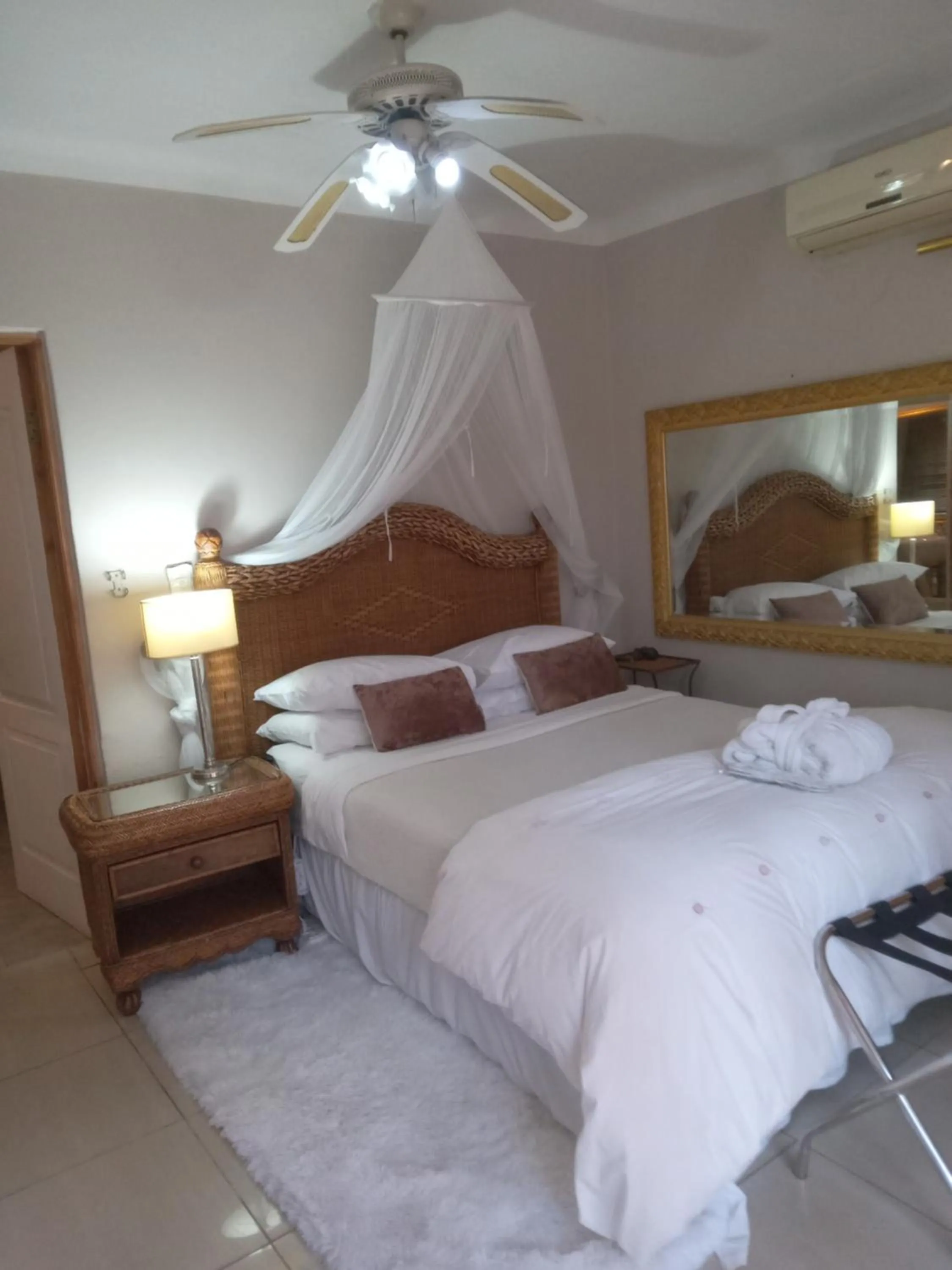 Bed in Emerald Guest House Springs