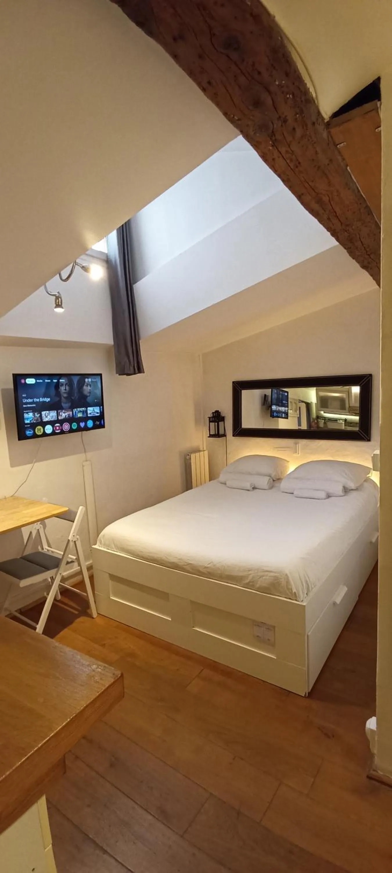 Photo of the whole room, Bed in La Loge Du Vieux Lyon