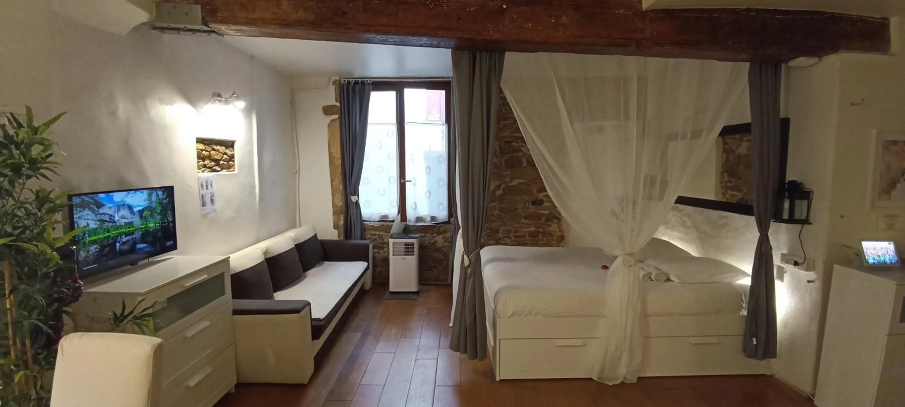 Photo of the whole room, Bed in La Loge Du Vieux Lyon