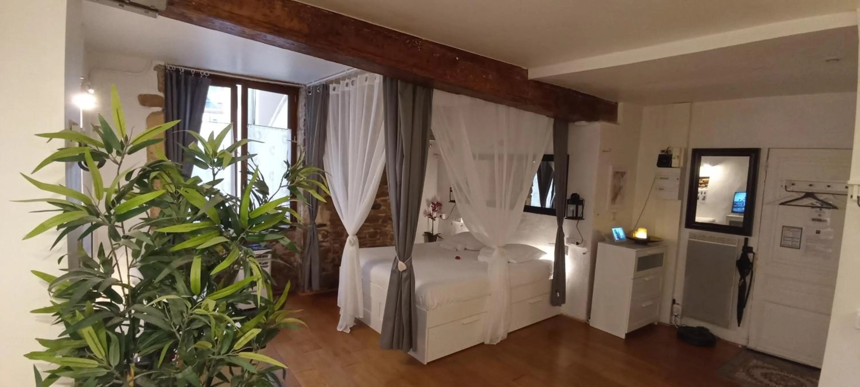 Photo of the whole room, Bed in La Loge Du Vieux Lyon