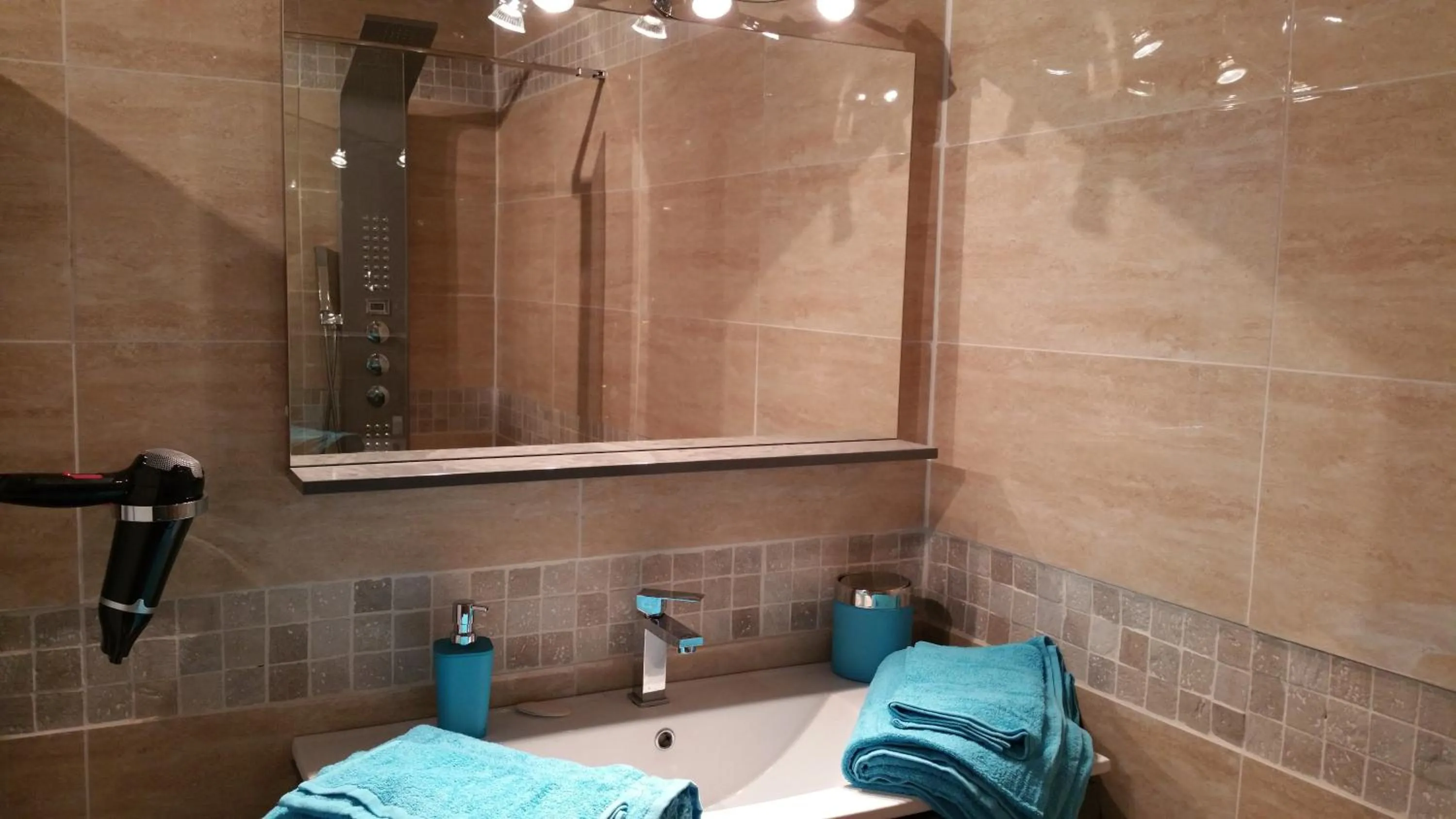 Bathroom in La Loge Du Vieux Lyon