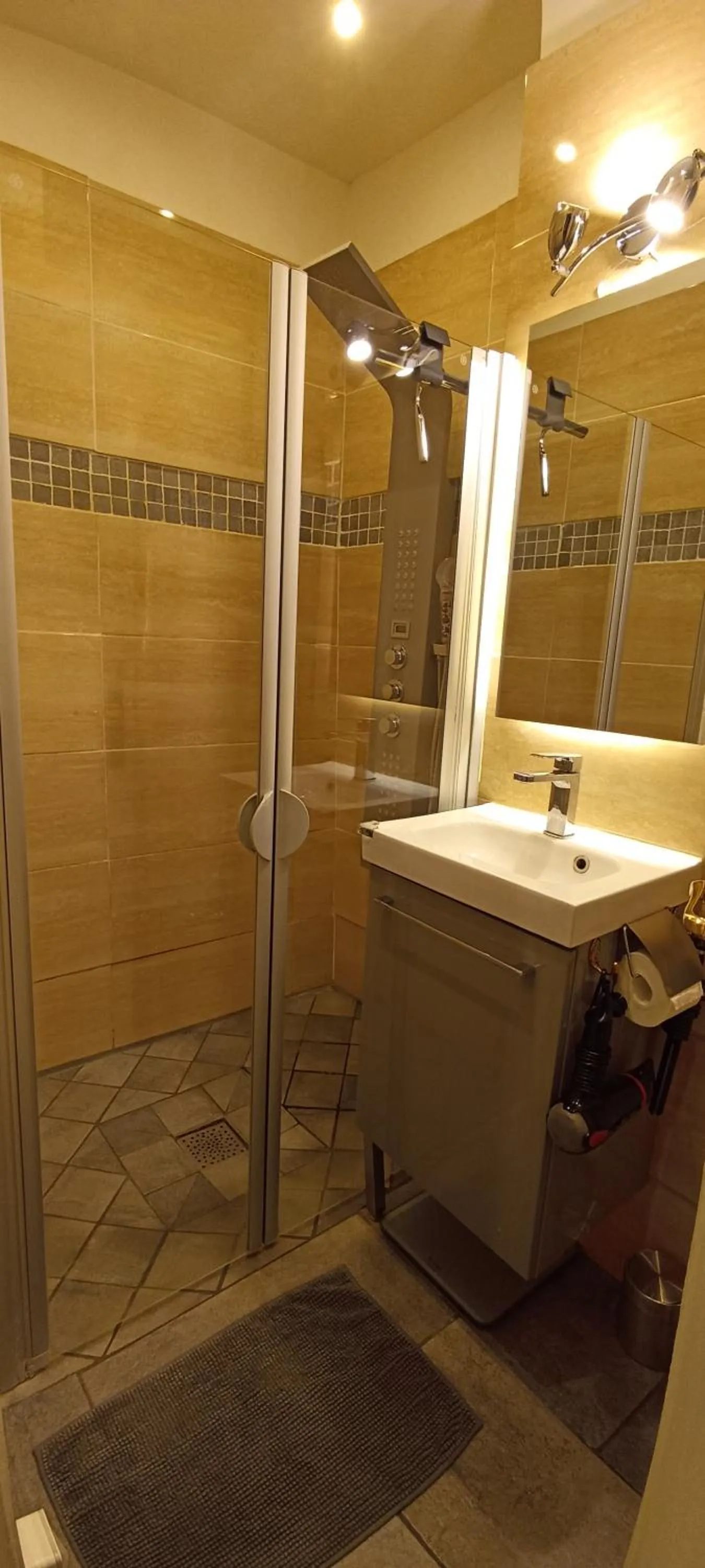 Shower in La Loge Du Vieux Lyon