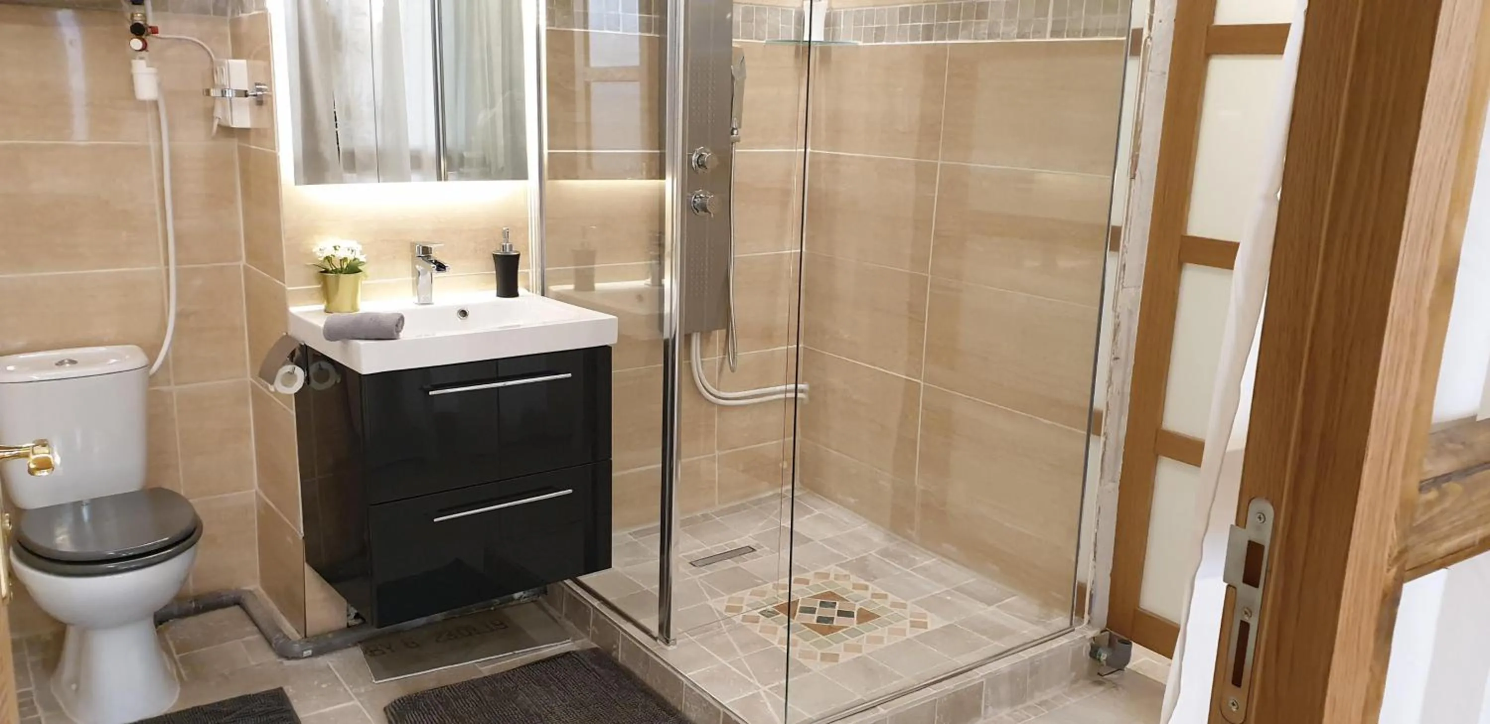 Shower in La Loge Du Vieux Lyon