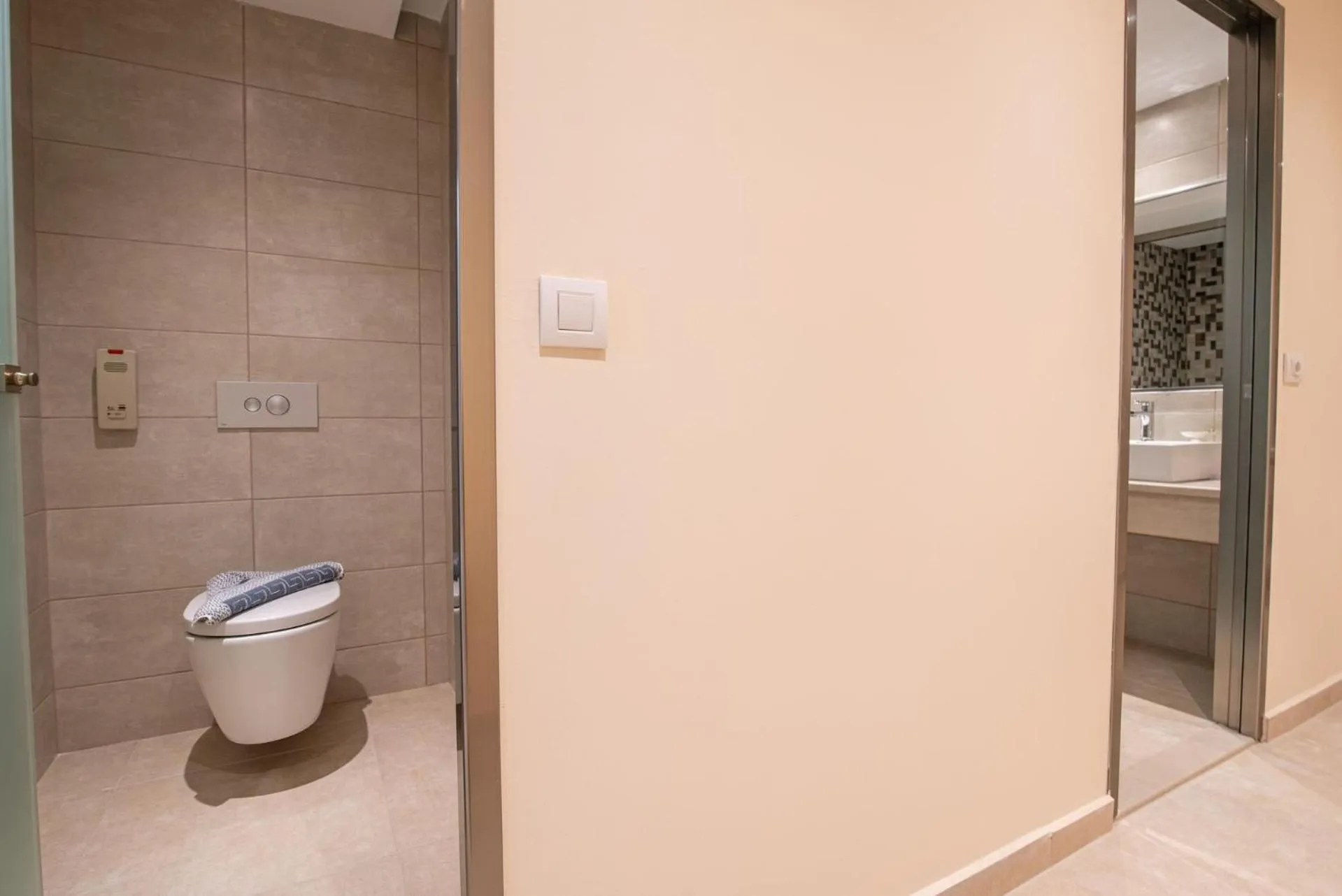 Toilet in CHRISTA APARTMENTS