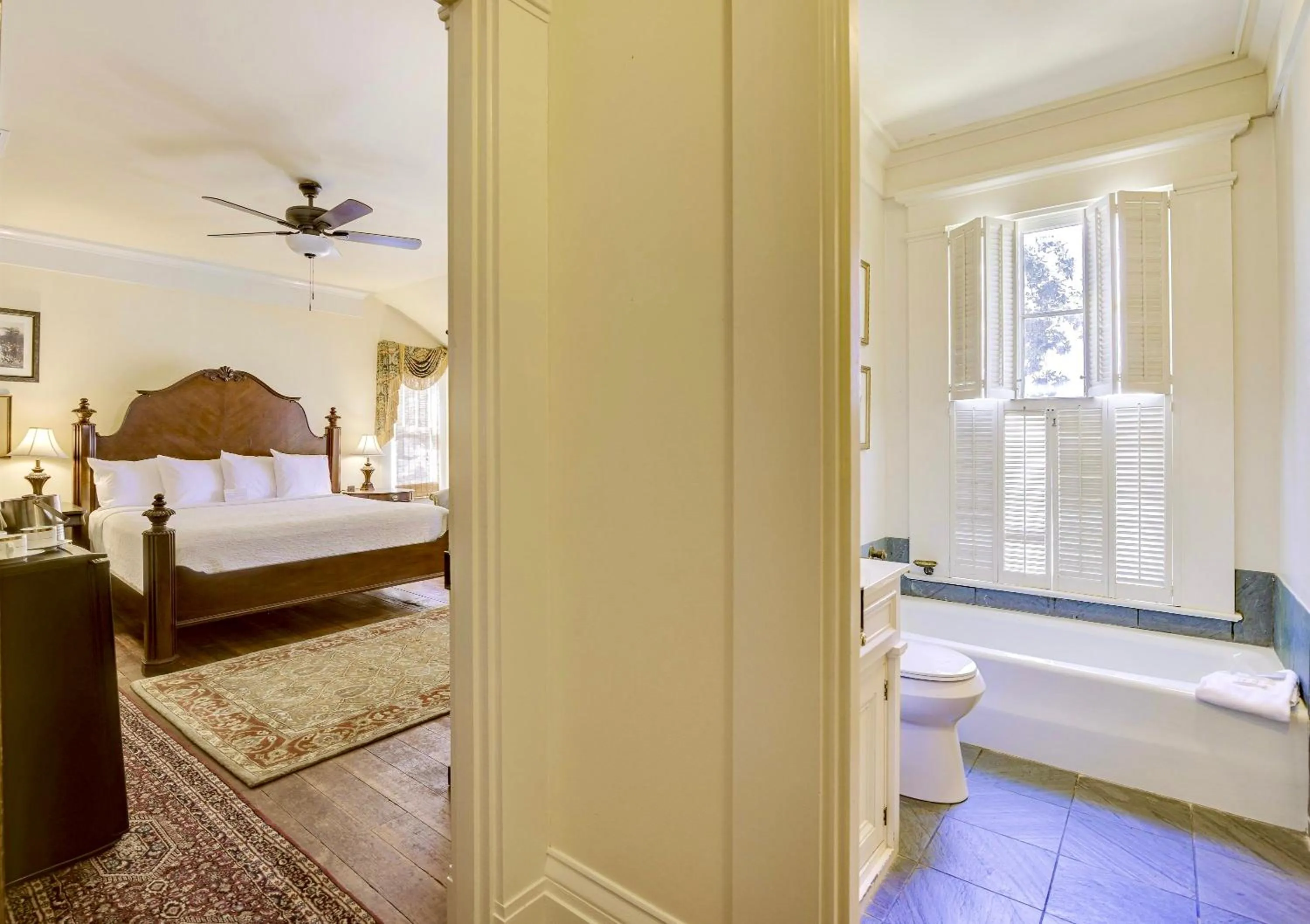 Toilet, Bed in Anchuca Historic Mansion & Inn