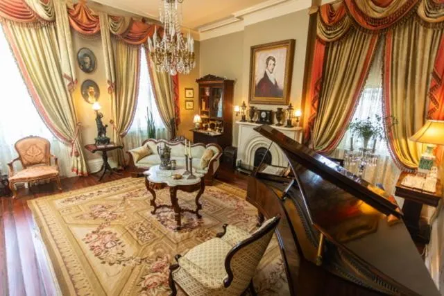 Anchuca Historic Mansion & Inn