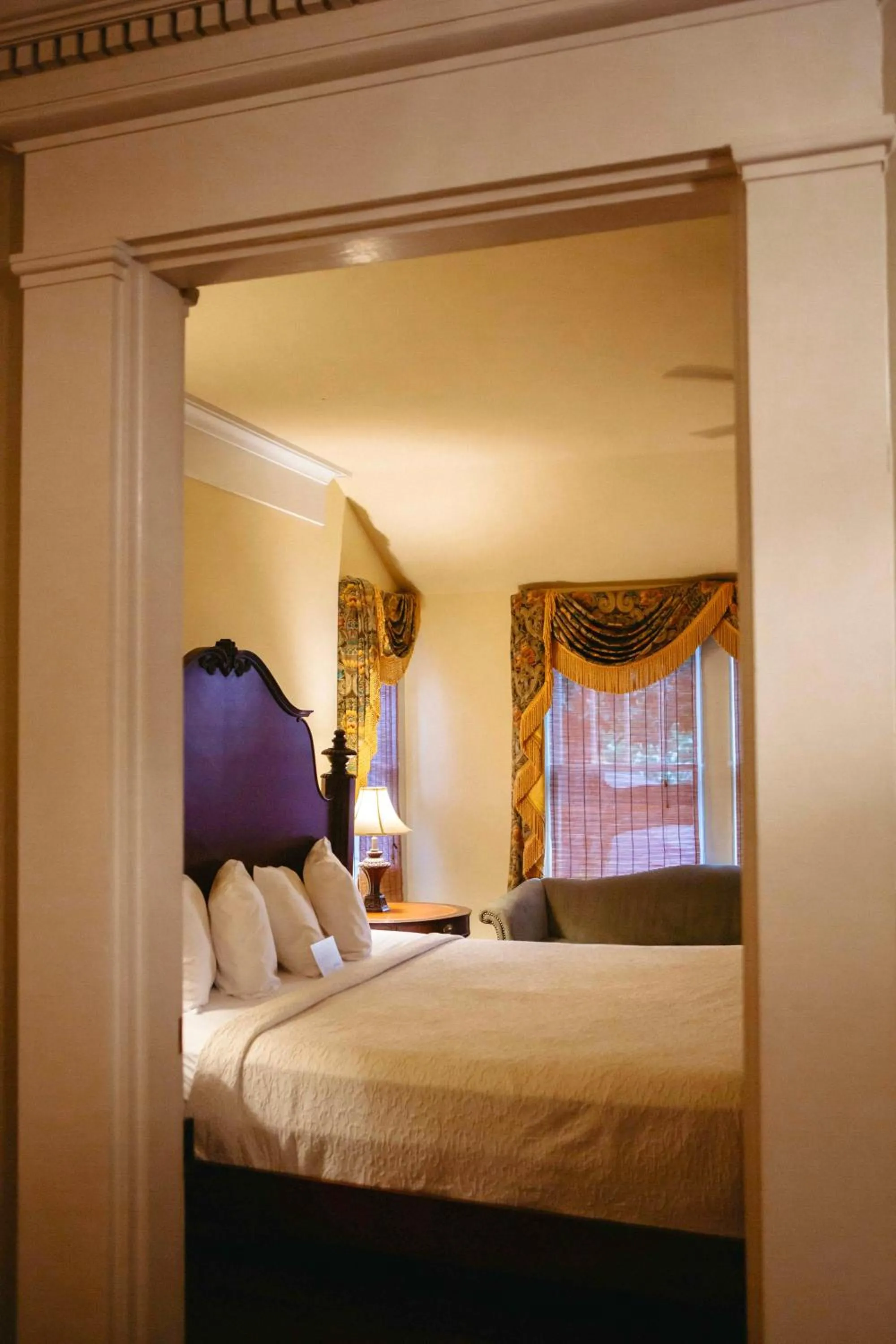 Bed in Anchuca Historic Mansion & Inn