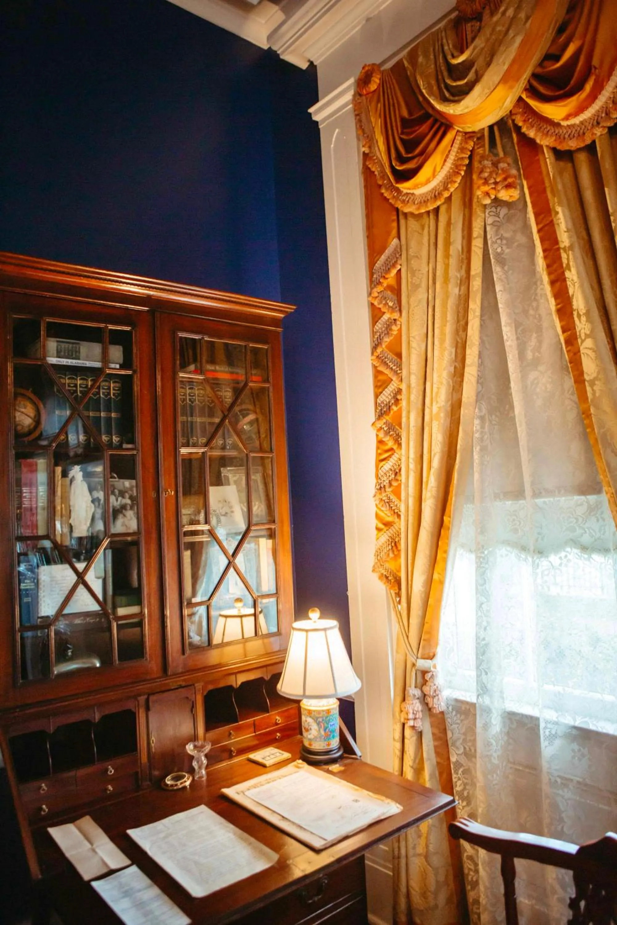 Library in Anchuca Historic Mansion & Inn