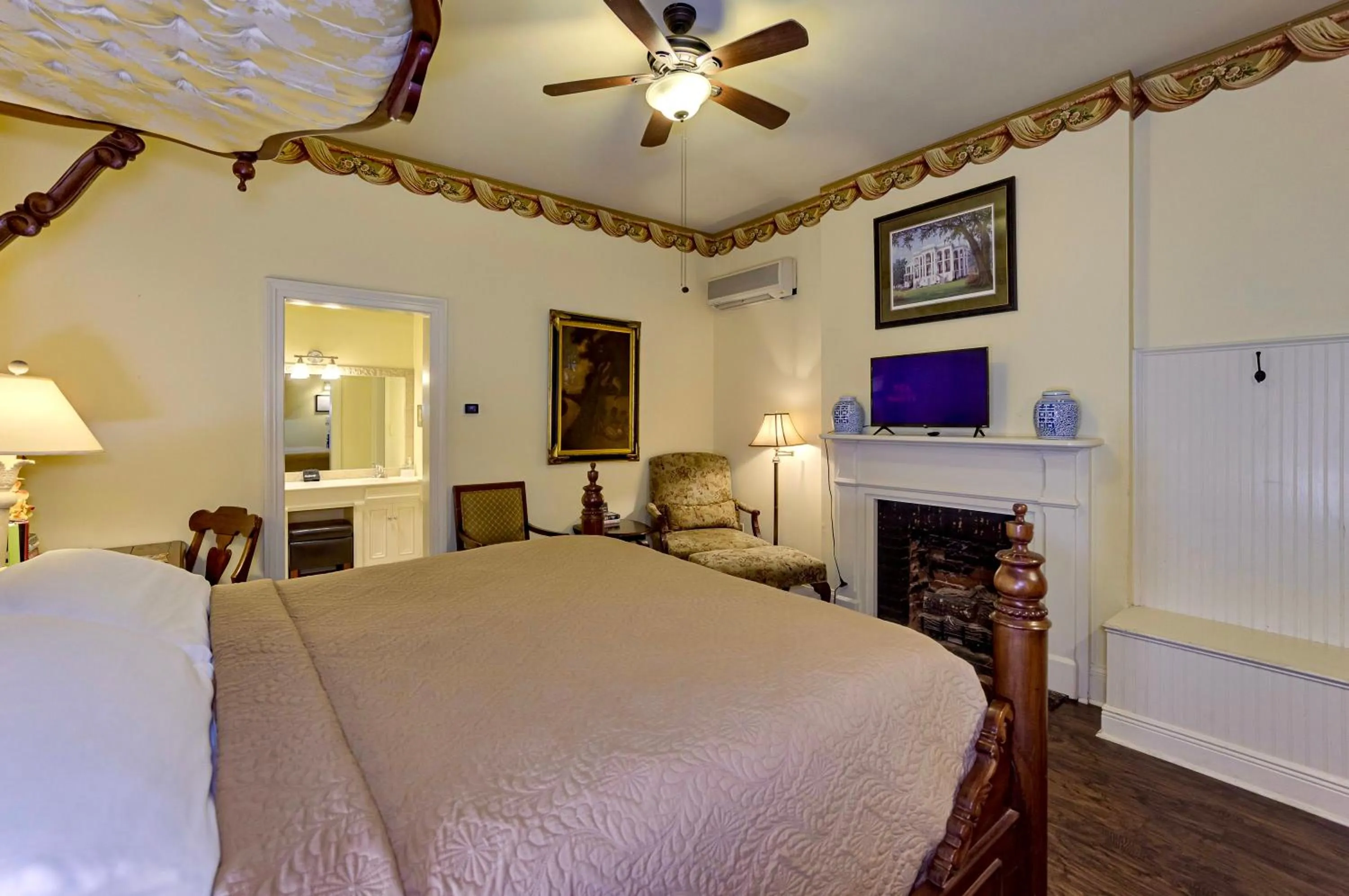 Bed in Anchuca Historic Mansion & Inn