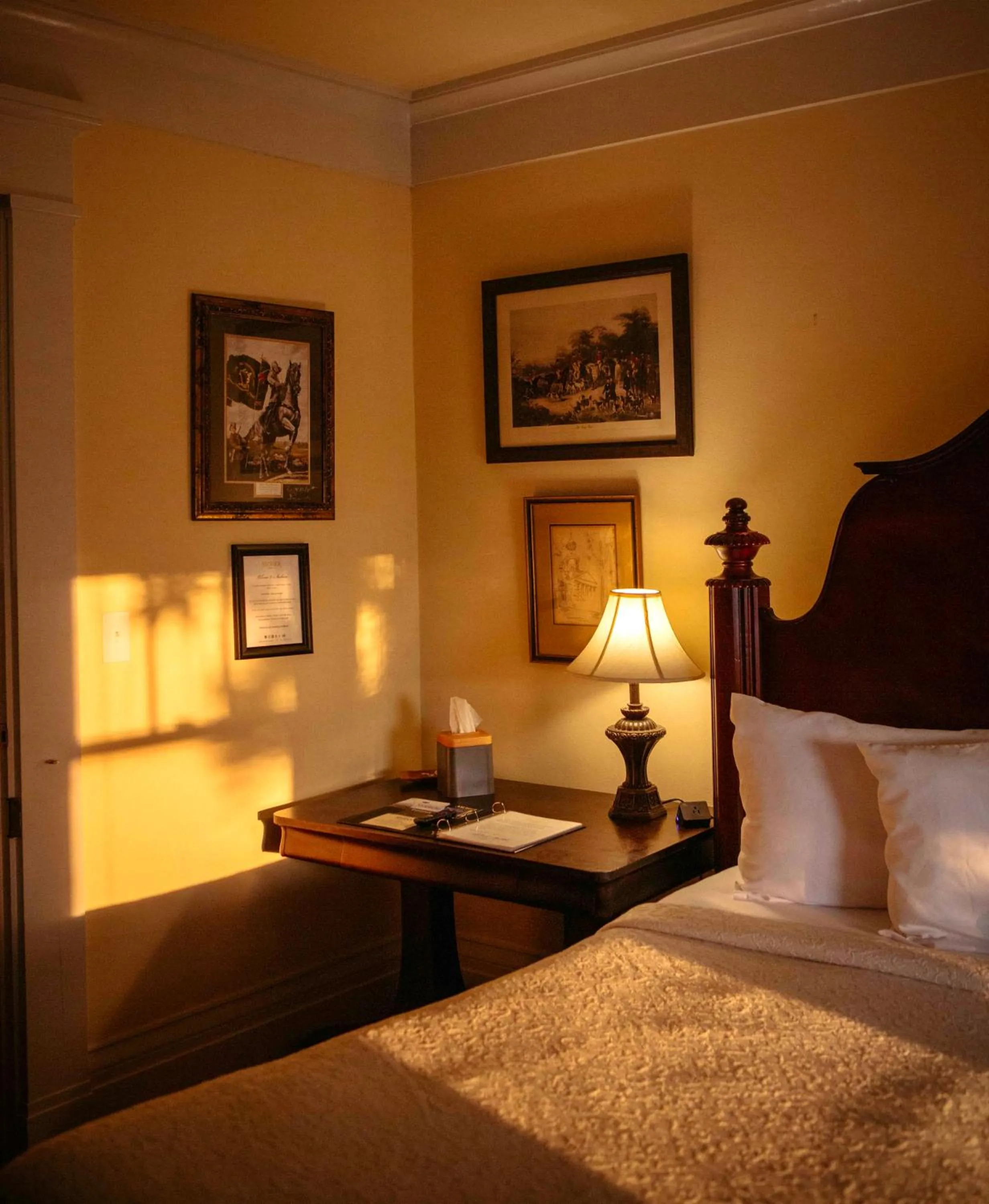 Bed in Anchuca Historic Mansion & Inn