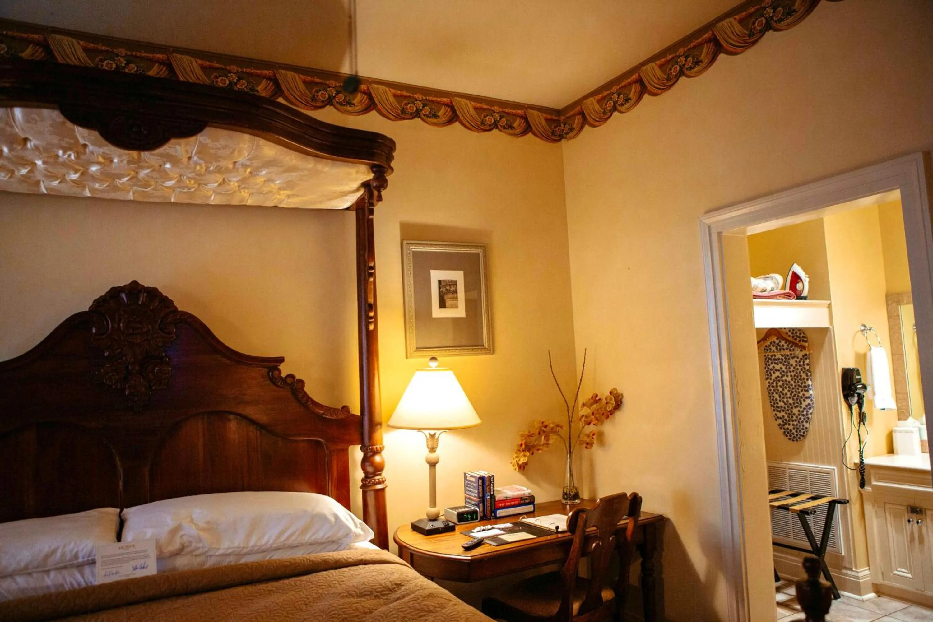 Bedroom, Bed in Anchuca Historic Mansion & Inn