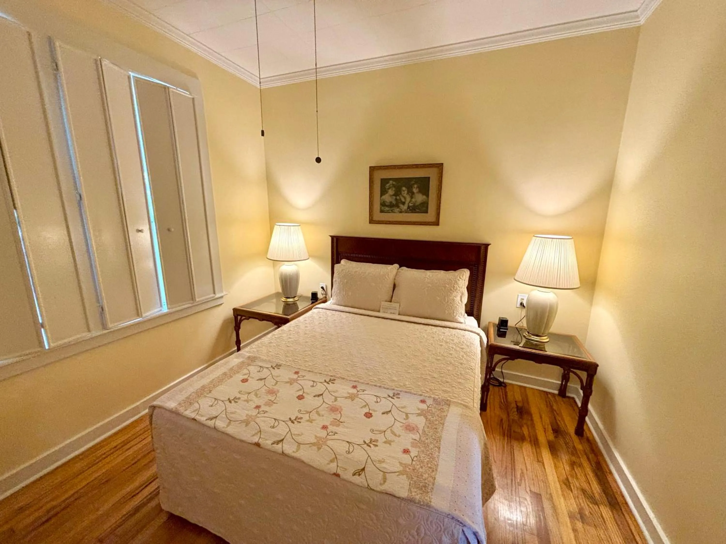 Bed in Anchuca Historic Mansion & Inn