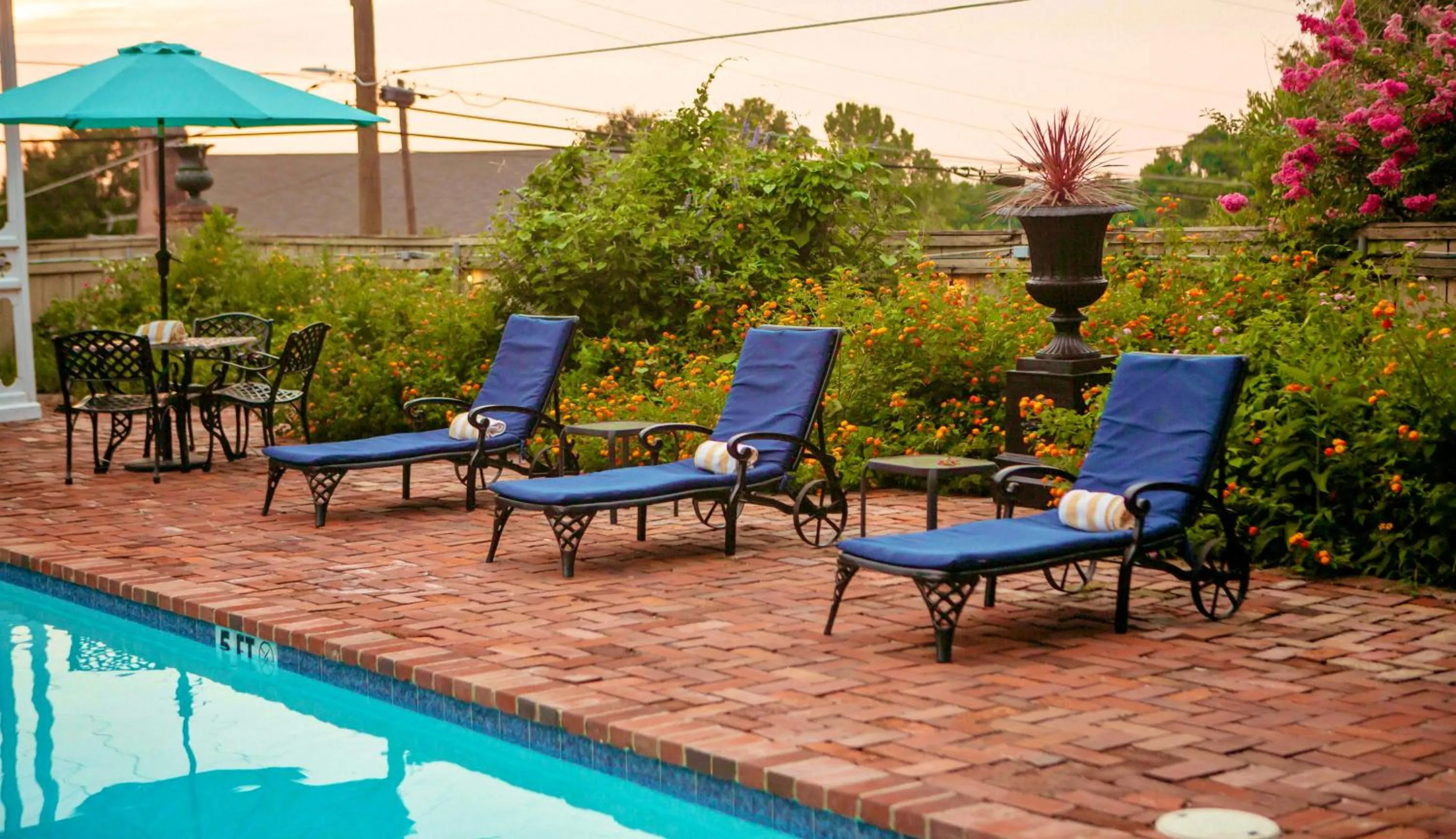 Pool view in Anchuca Historic Mansion & Inn