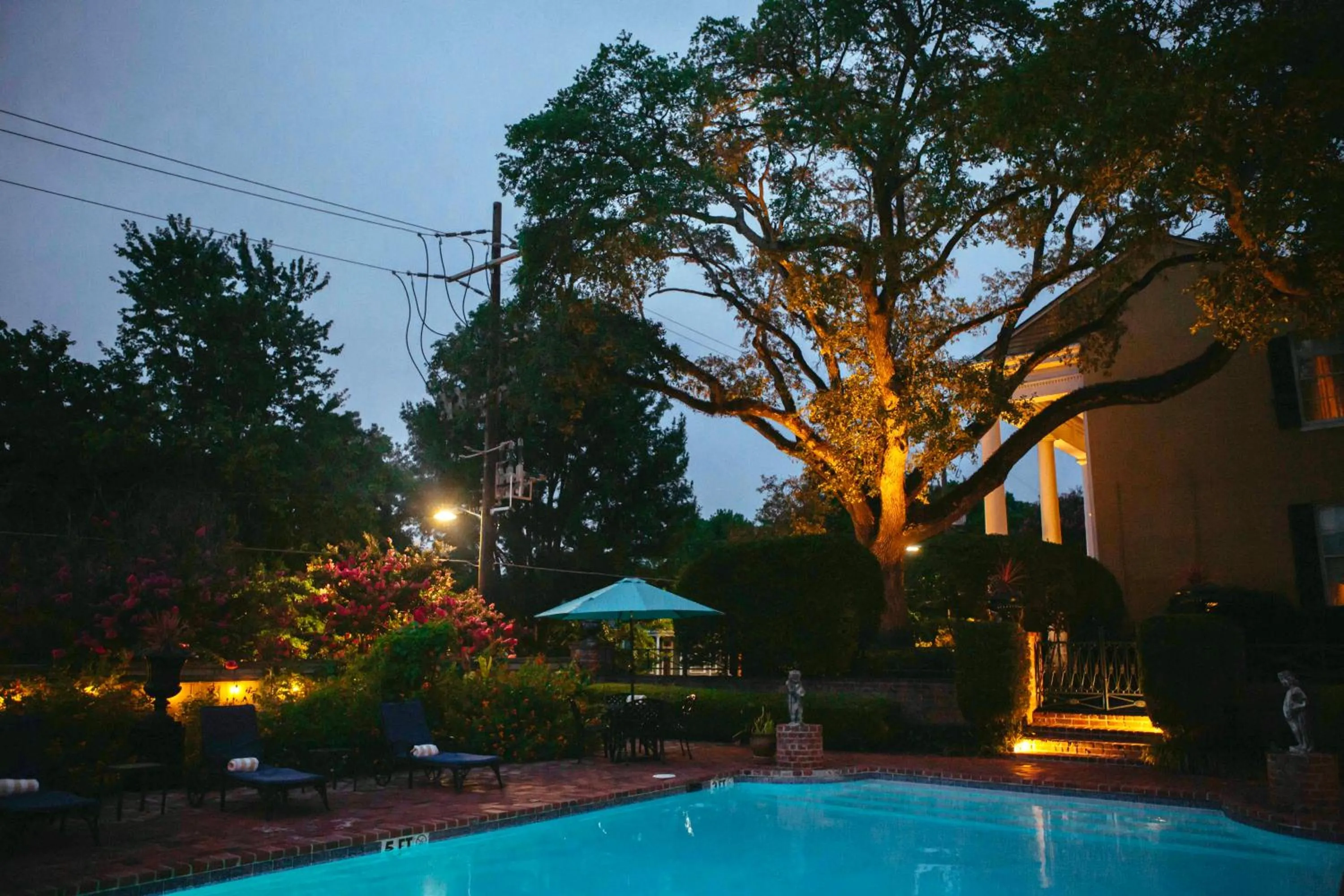 Pool view in Anchuca Historic Mansion & Inn
