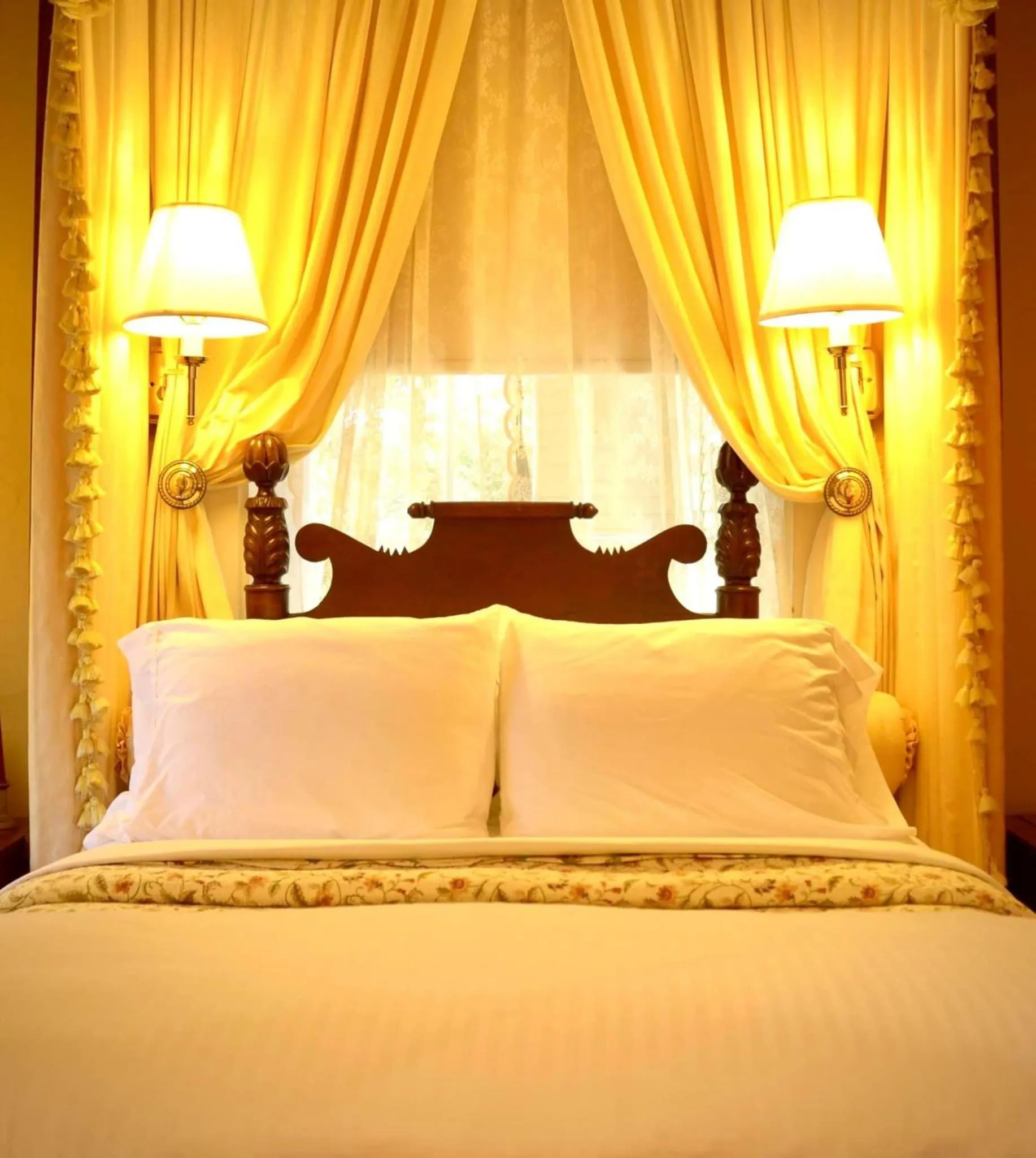 Bed in Anchuca Historic Mansion & Inn