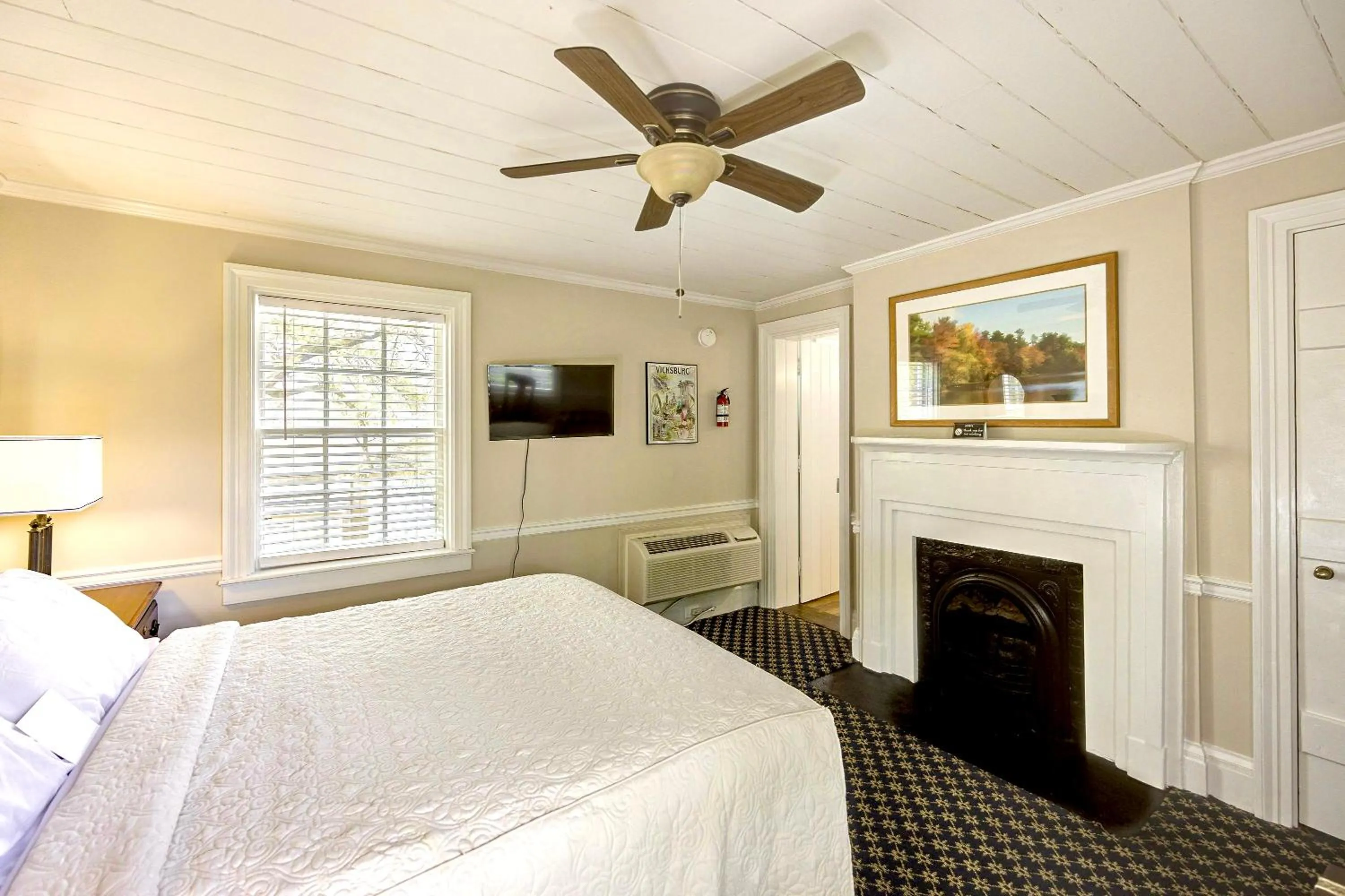 Bed in Anchuca Historic Mansion & Inn