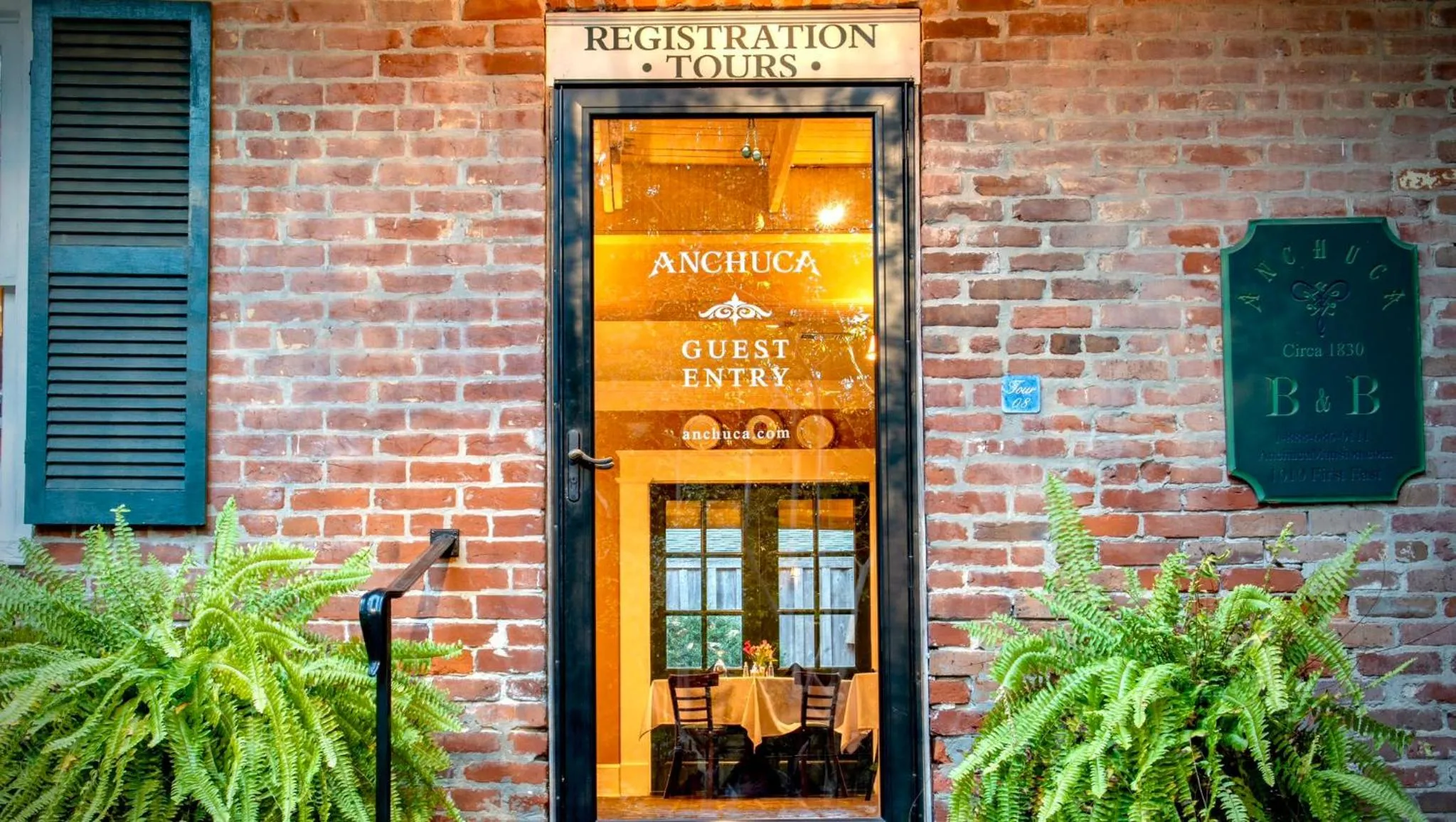 Facade/entrance in Anchuca Historic Mansion & Inn