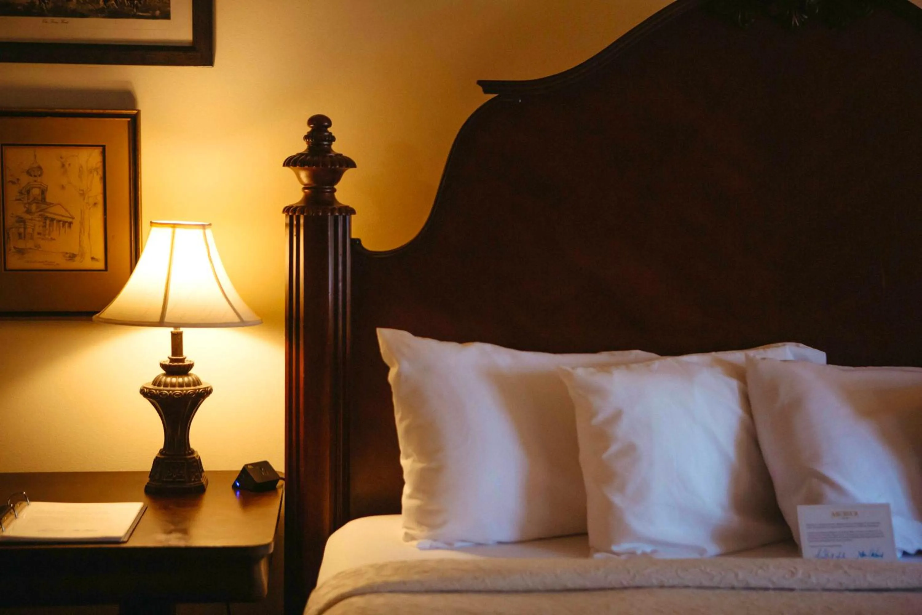 Bed in Anchuca Historic Mansion & Inn