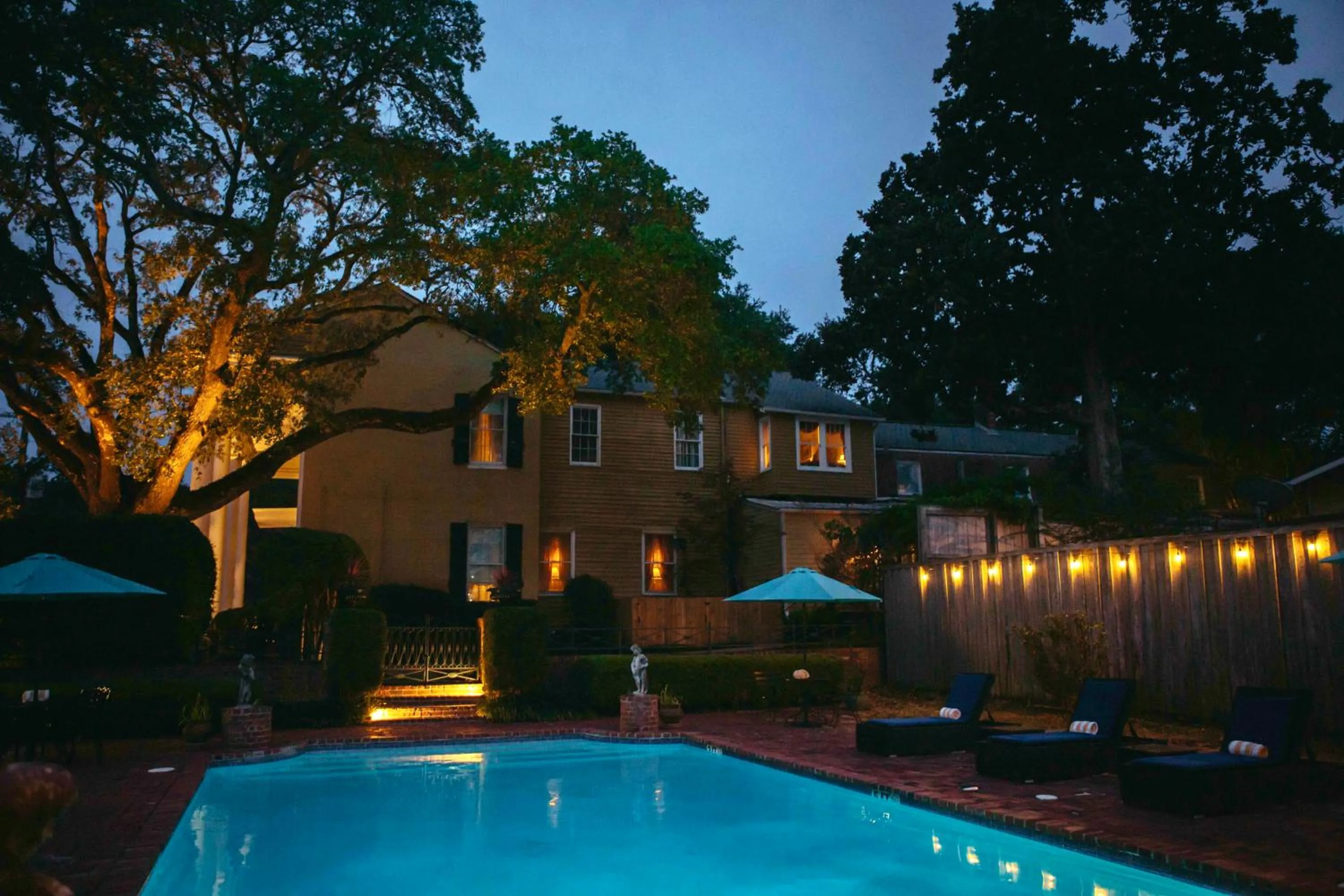 Pool view in Anchuca Historic Mansion & Inn