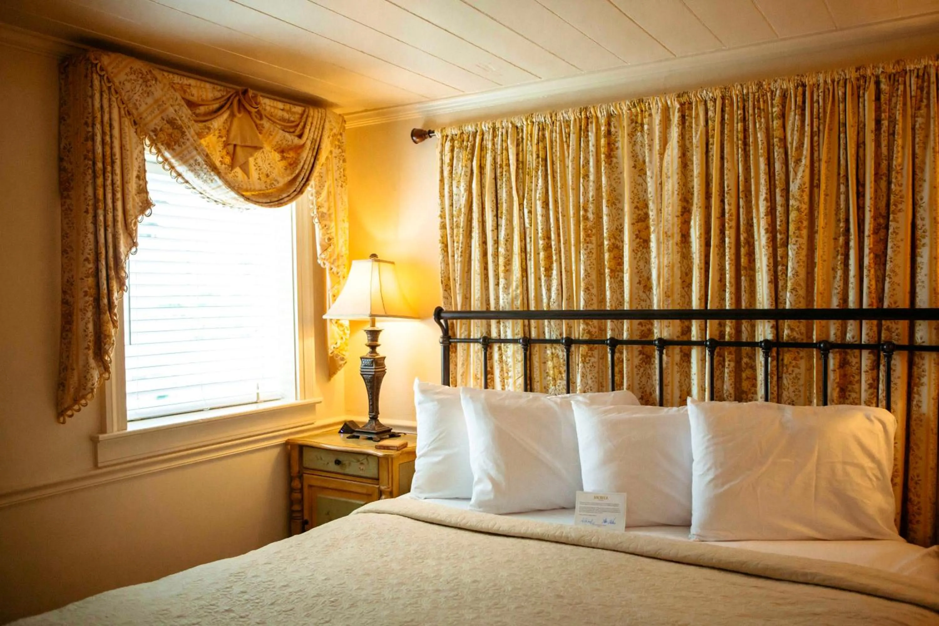 Bed in Anchuca Historic Mansion & Inn