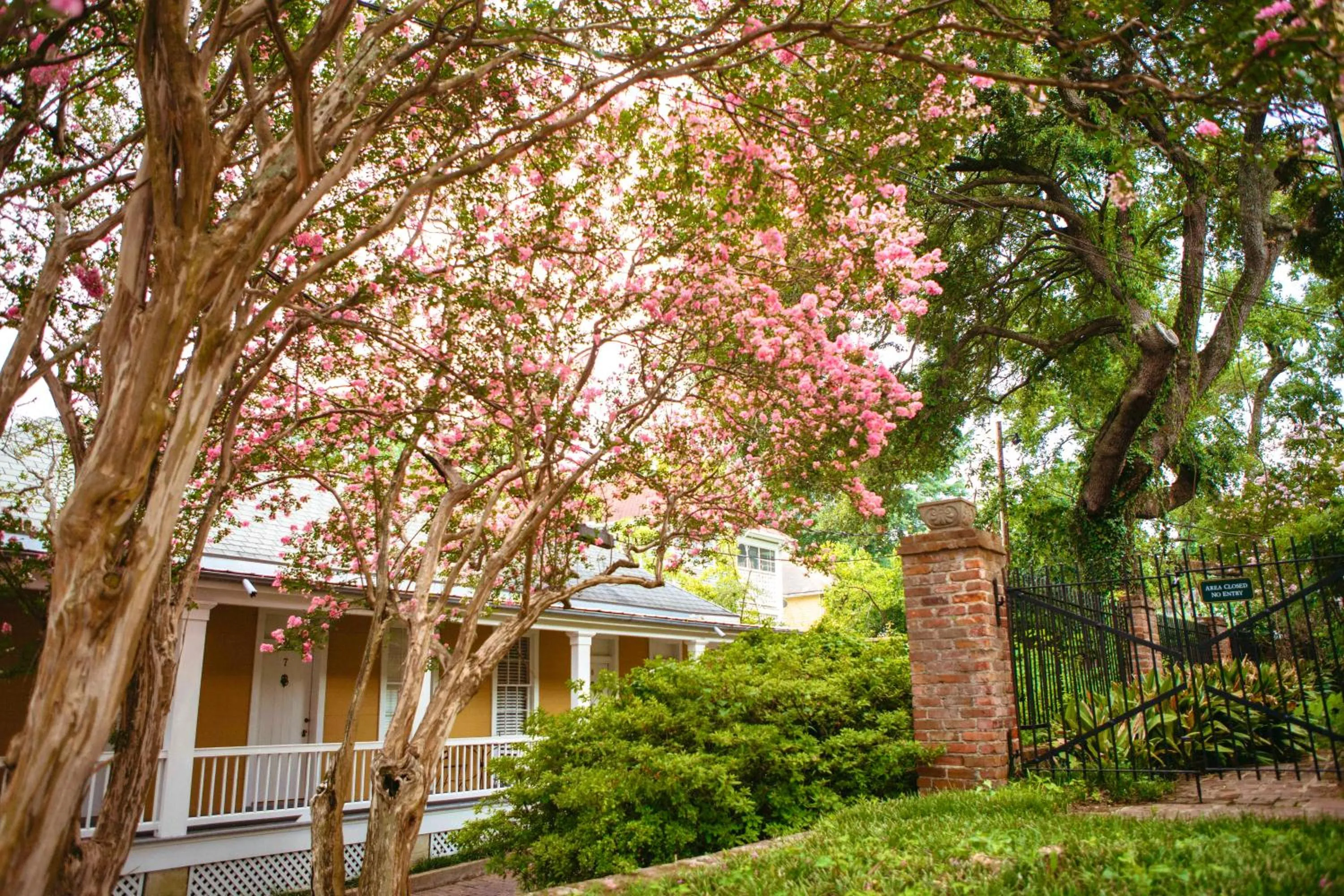 Facade/entrance in Anchuca Historic Mansion & Inn