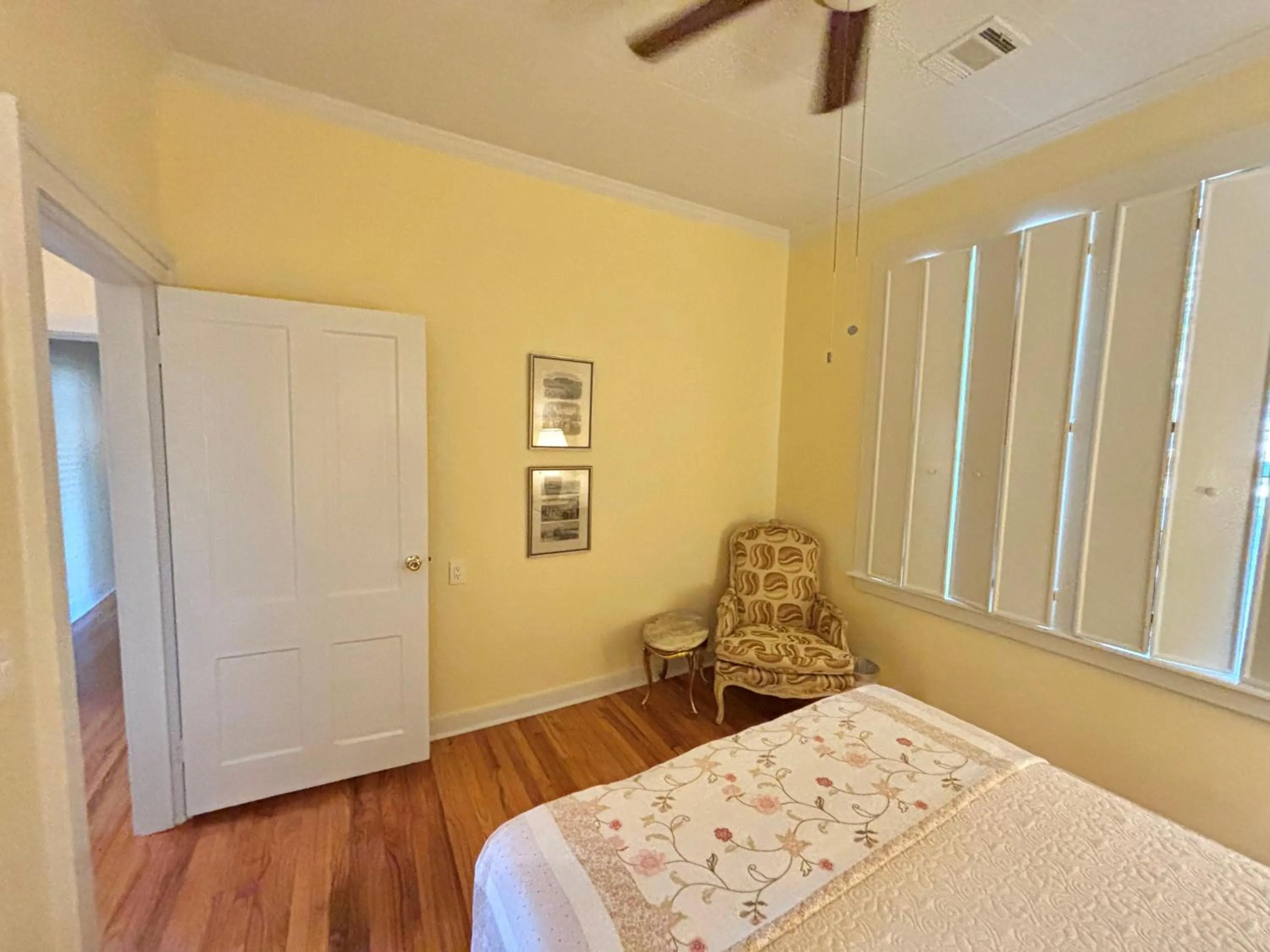 Bed in Anchuca Historic Mansion & Inn