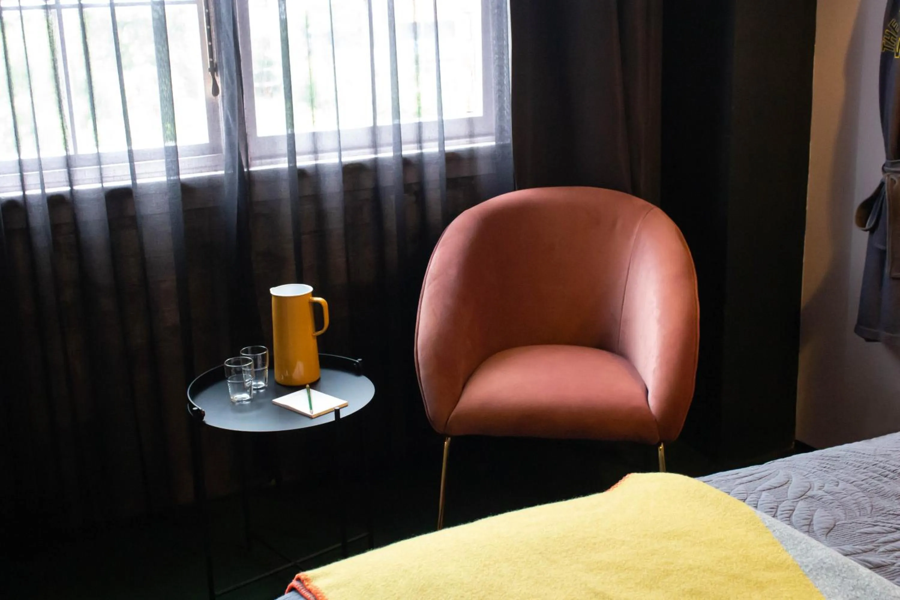 Seating area, Bed in The Intrepid Hotel