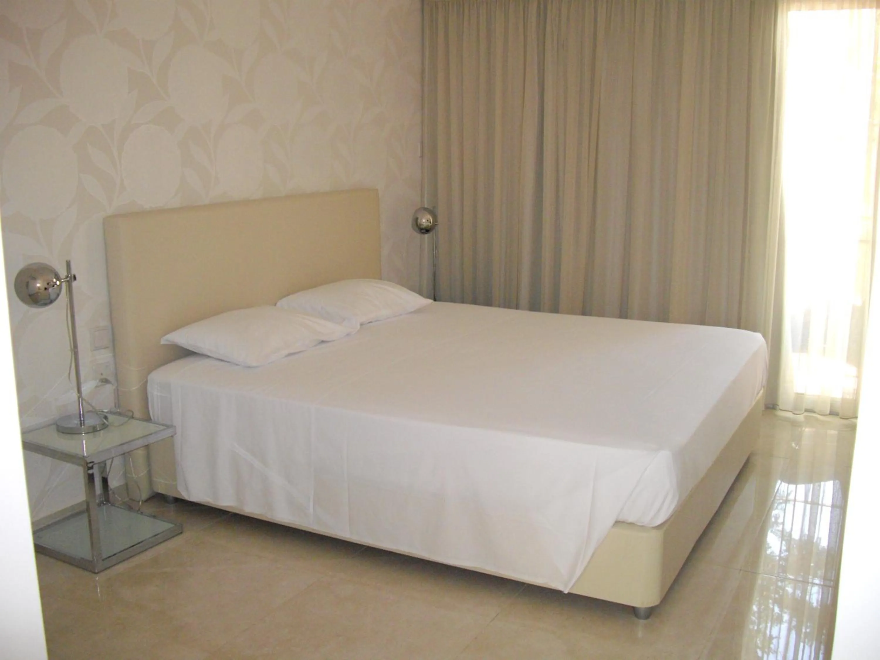 Bedroom, Bed in Crystal Hotel