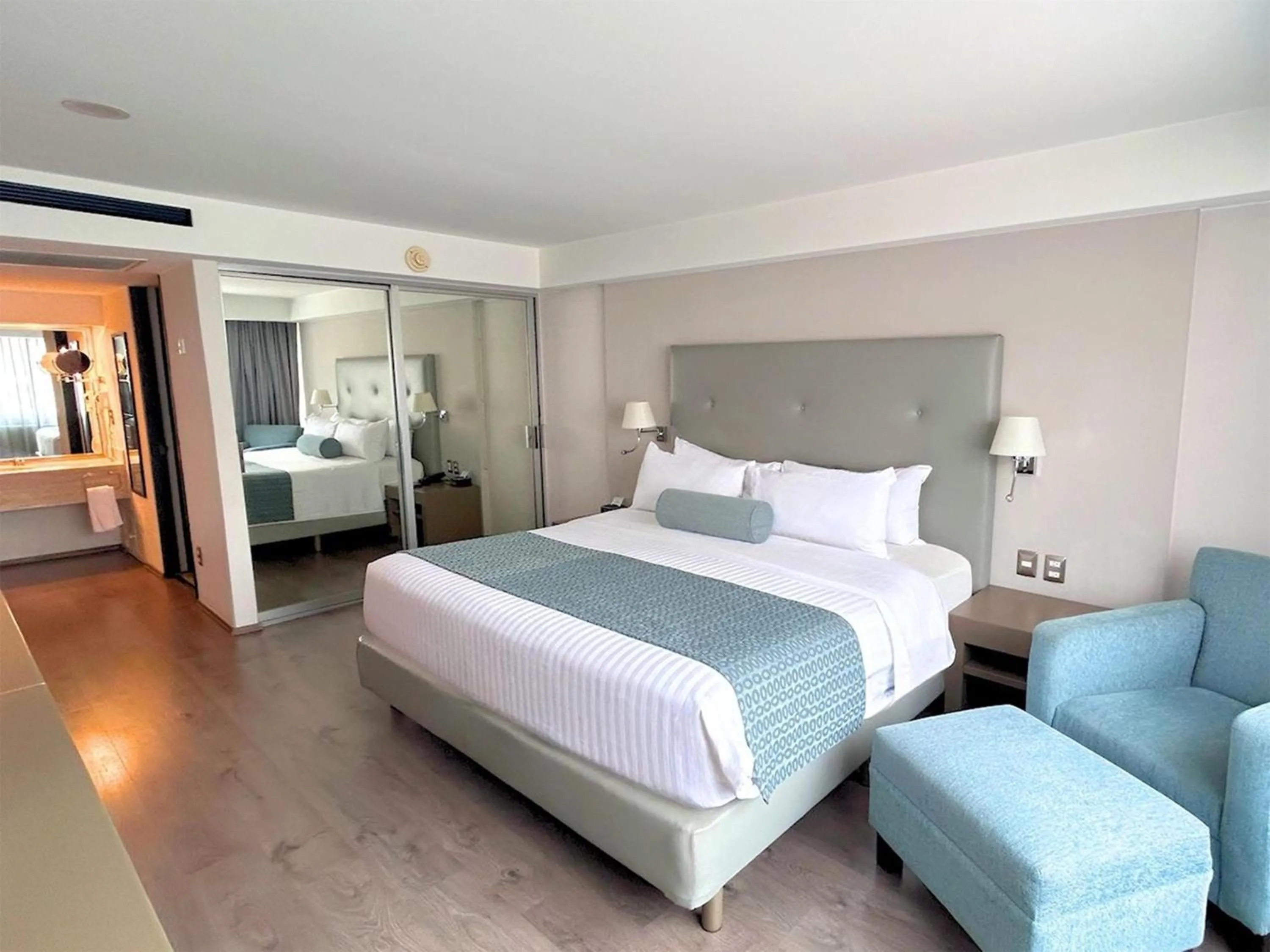 Photo of the whole room, Bed in Grand Cantalagua Hotel Morelia, BW Signature Collection