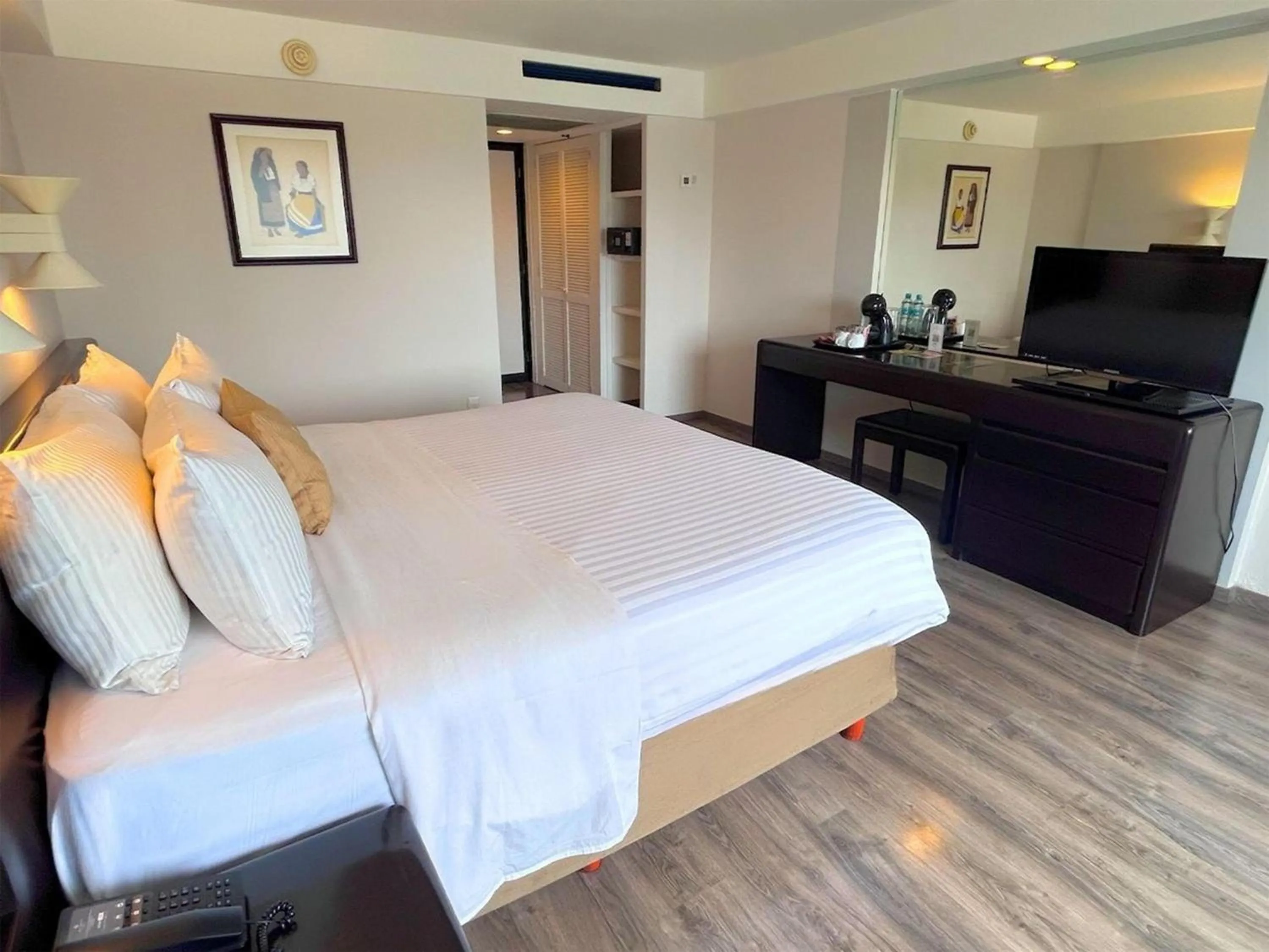 Bedroom, Bed in Grand Cantalagua Hotel Morelia, BW Signature Collection