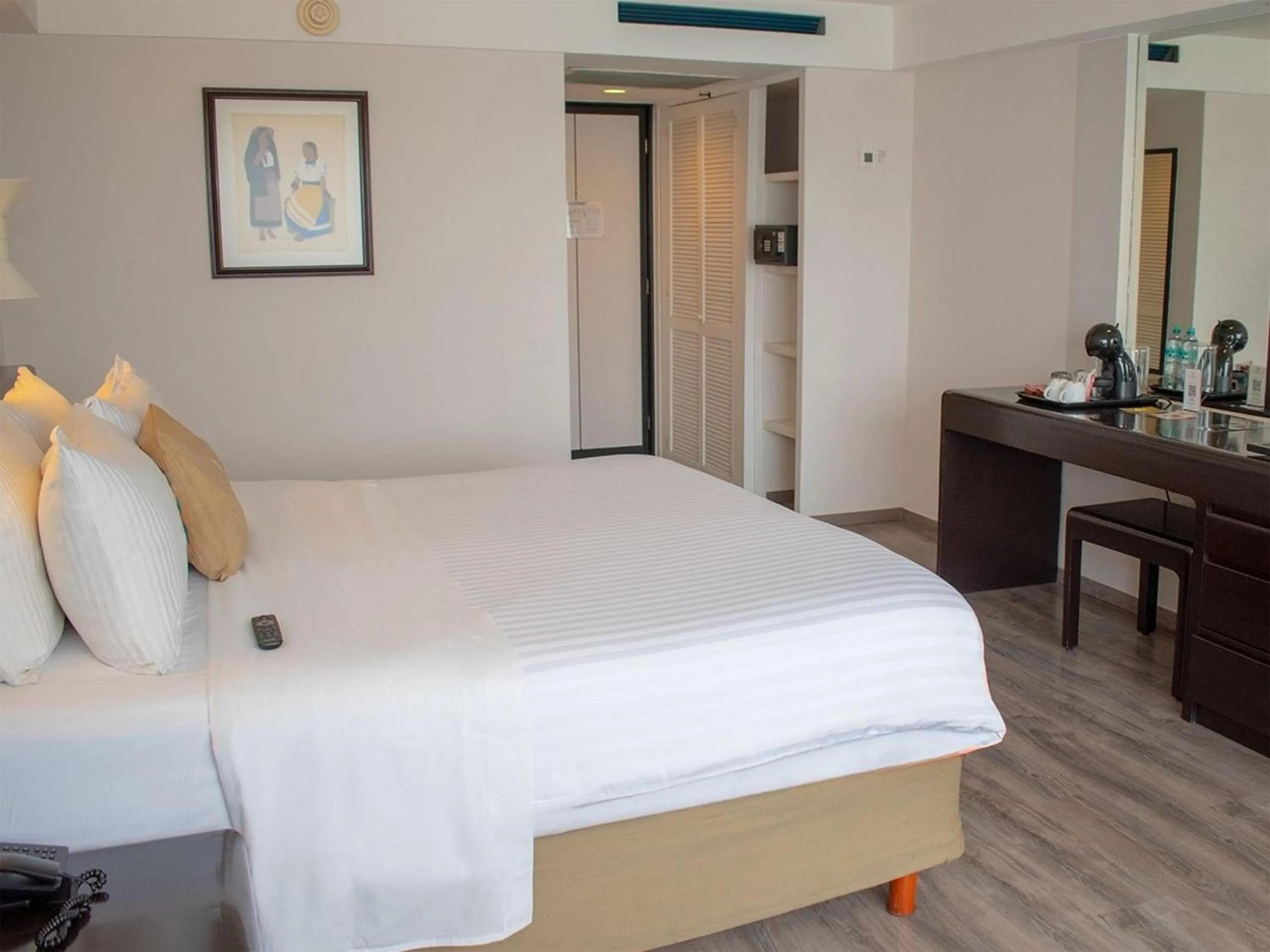 Bedroom, Bed in Grand Cantalagua Hotel Morelia, BW Signature Collection